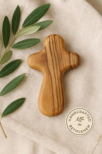 Miniatura 6 de Zuluf Seis pequeñas cruces de madera de olivo de Israel  Diseño de mano y reconfortante para agarrar, aferrarse con 6 certificados de tierra santa