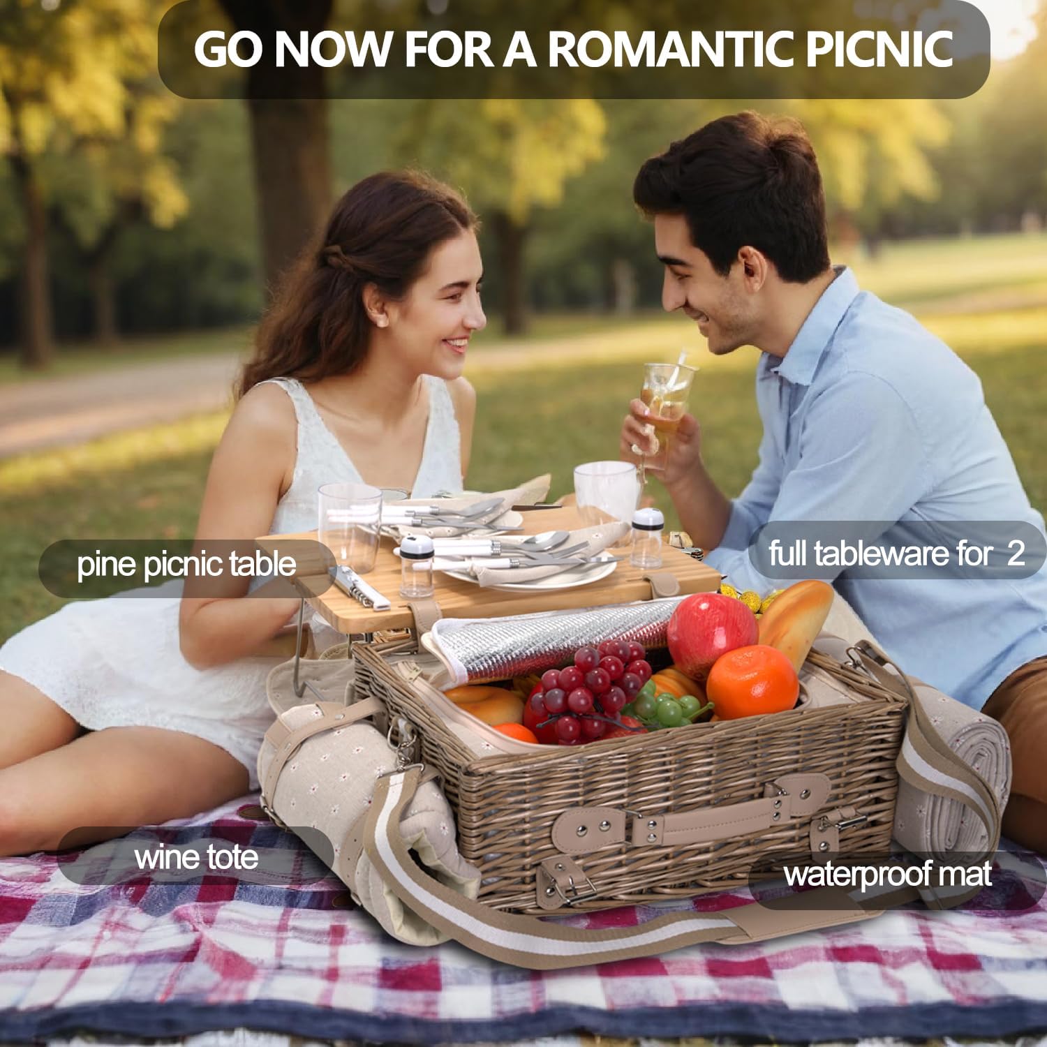 Set di cestini da picnic in vimini per 2 persone con coperta e tavolo da picnic isolato
