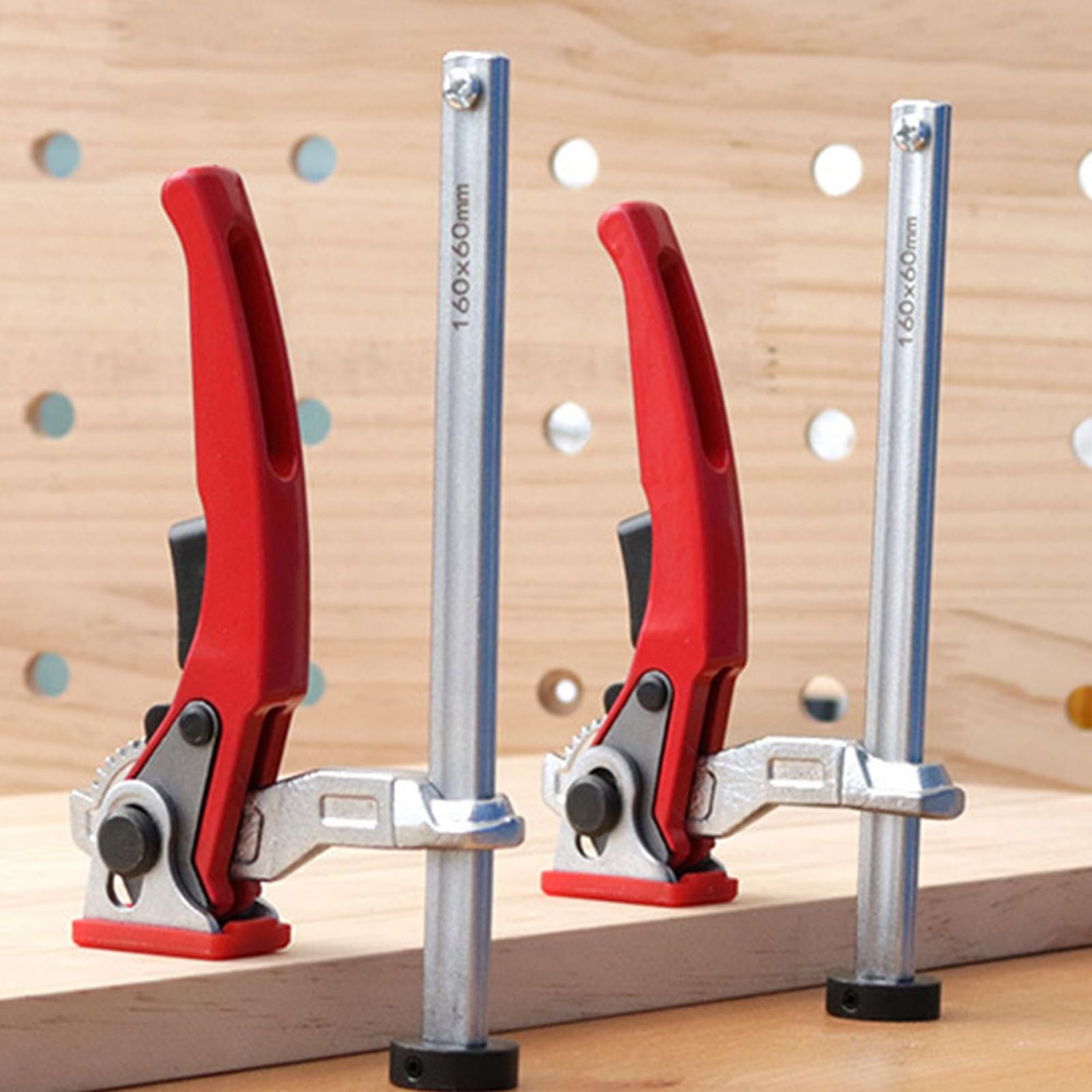 Morsetto da Tavolo a Cricchetto 160 x 60 mm di Bloccaggio Stabile con Binario 13,5 x 6,5 mm, Base 28 mm, Morsetto da Tavolo per la Lavorazione del Legno per MFT e Sistema di Guide