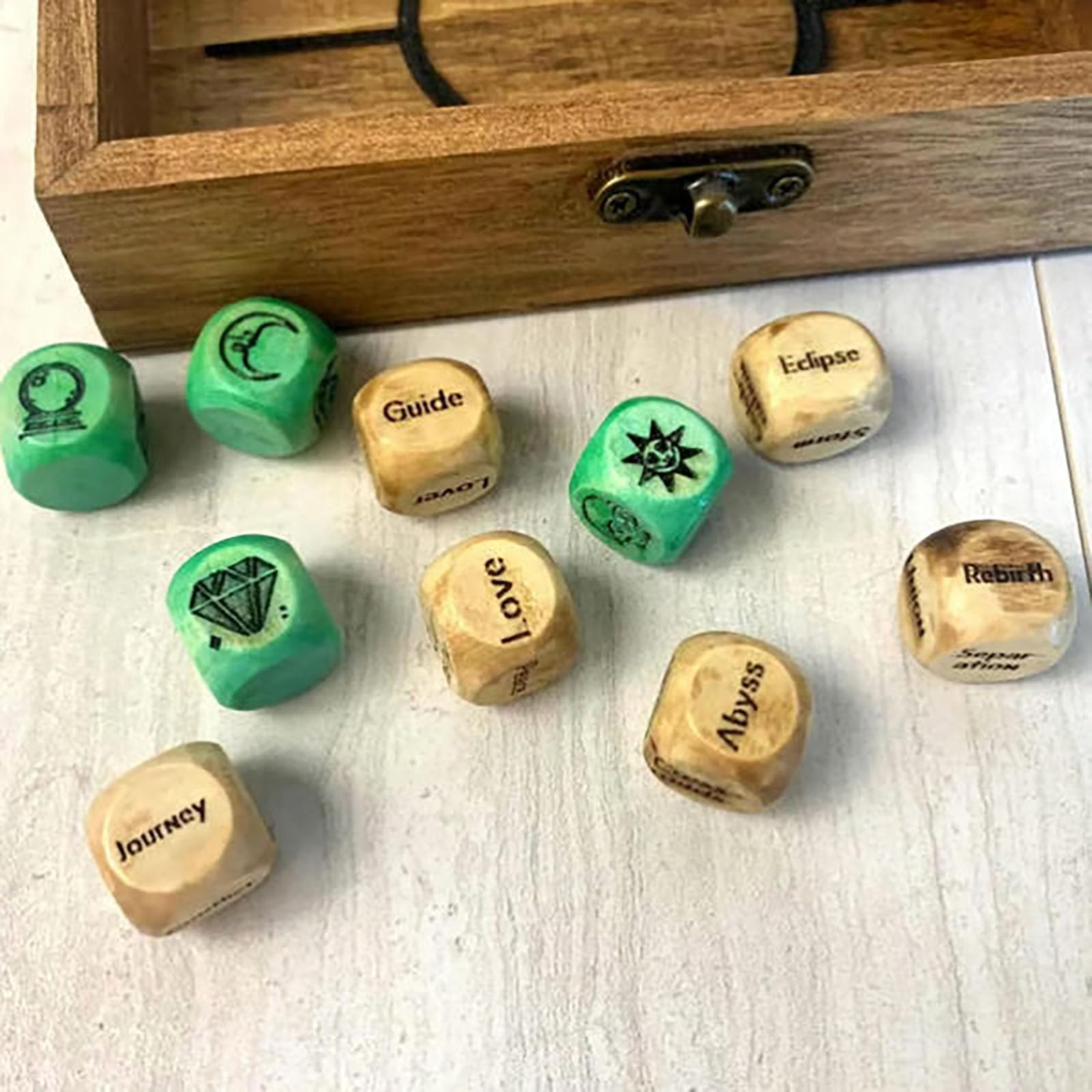 Arcane Divination Dice Set – Orakel-Würfelset mit gravierter Holzbox für Tarot-Rituale & spirituelle Praxis (2Pcs)