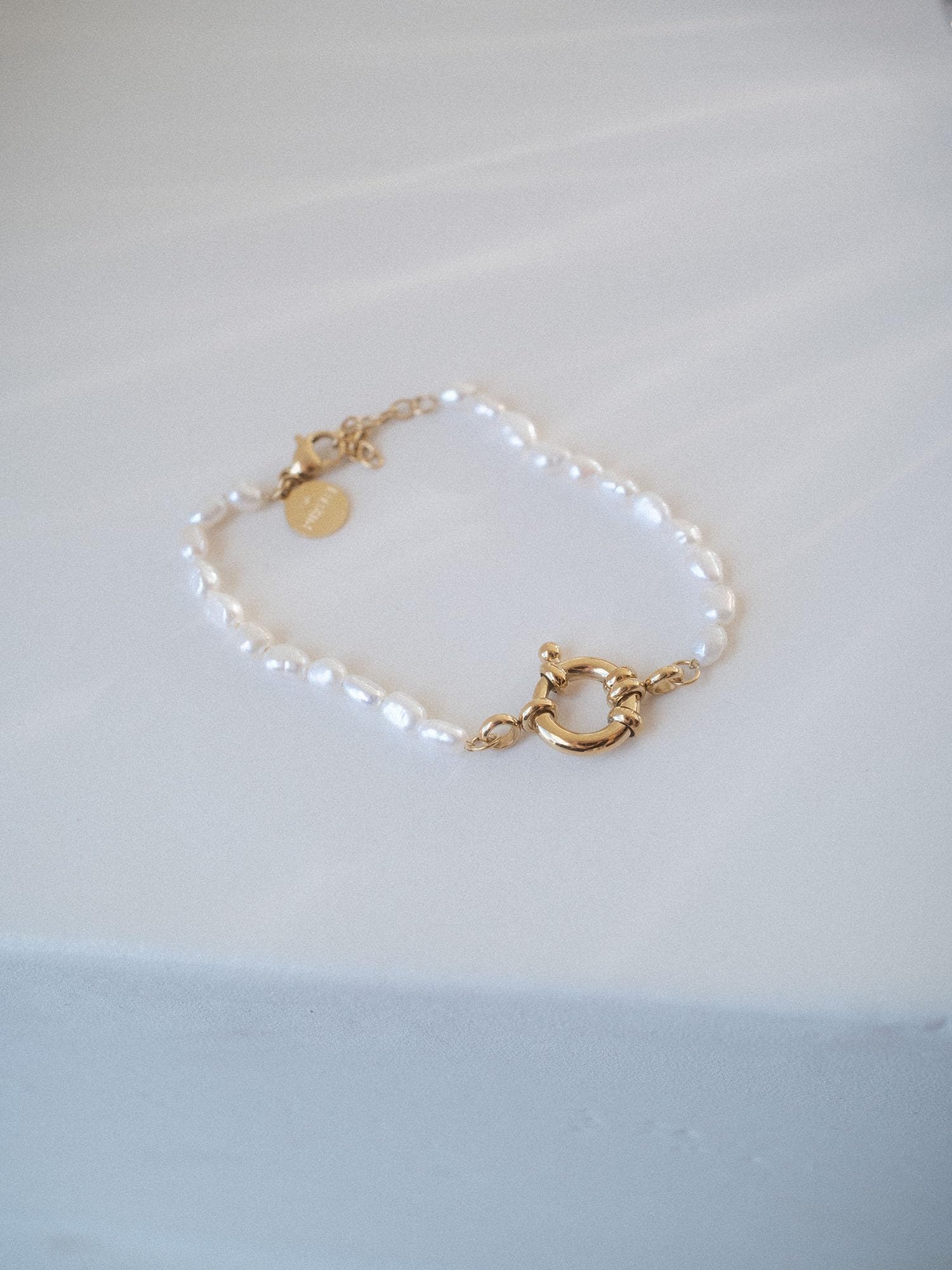 Purelei Pearl Charm Armband – Armband mit Süßwasserperlen & Charm-Öse – 14K/18K vergoldeter Edelstahl – 16–19 cm – eleganter, kombinierbarer Schmuck – Verstellbar