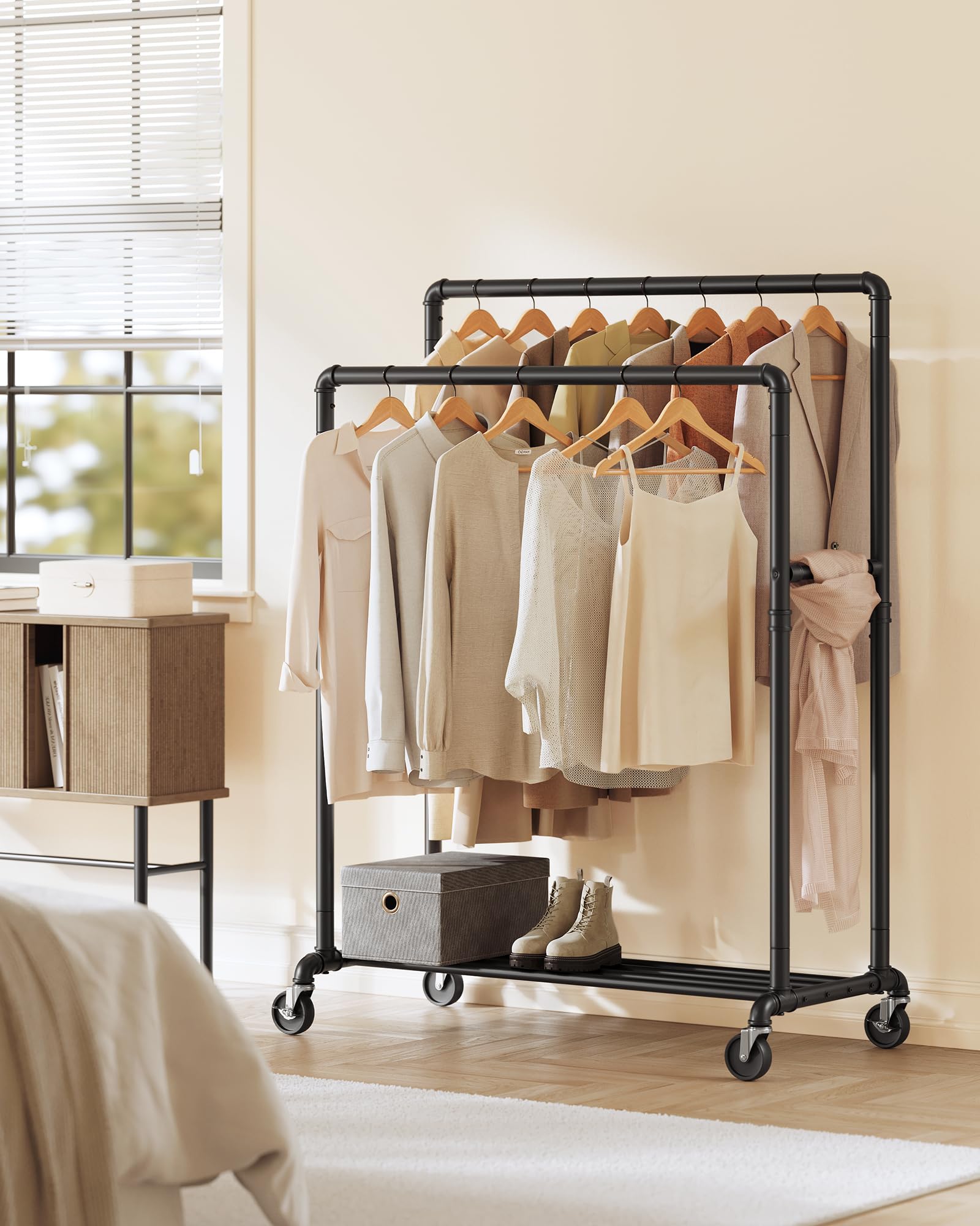 SONGMICS Kleiderständer, Kleiderstange, Garderobenständer mit 2 Kleiderstangen und Ablage, Rollen, bis 110 kg belastbar, Industrie-Design, für Schlafzimmer, Ankleidezimmer, schwarz HSR60B