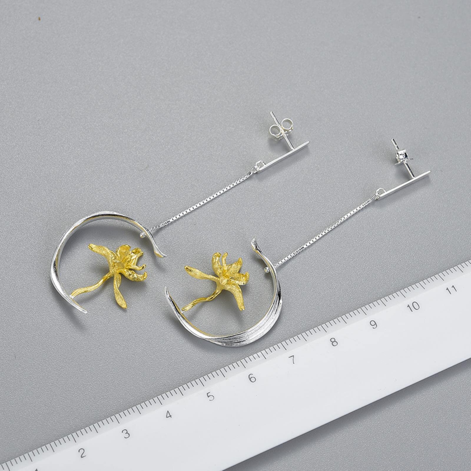 LOKILOKI Eleganti Orecchini Pendenti con Fiore E Foglia di Iris Orecchini in Vero Argento Sterling 925 in Oro 18 Carati per Gioielli da Donna Fatti A Mano