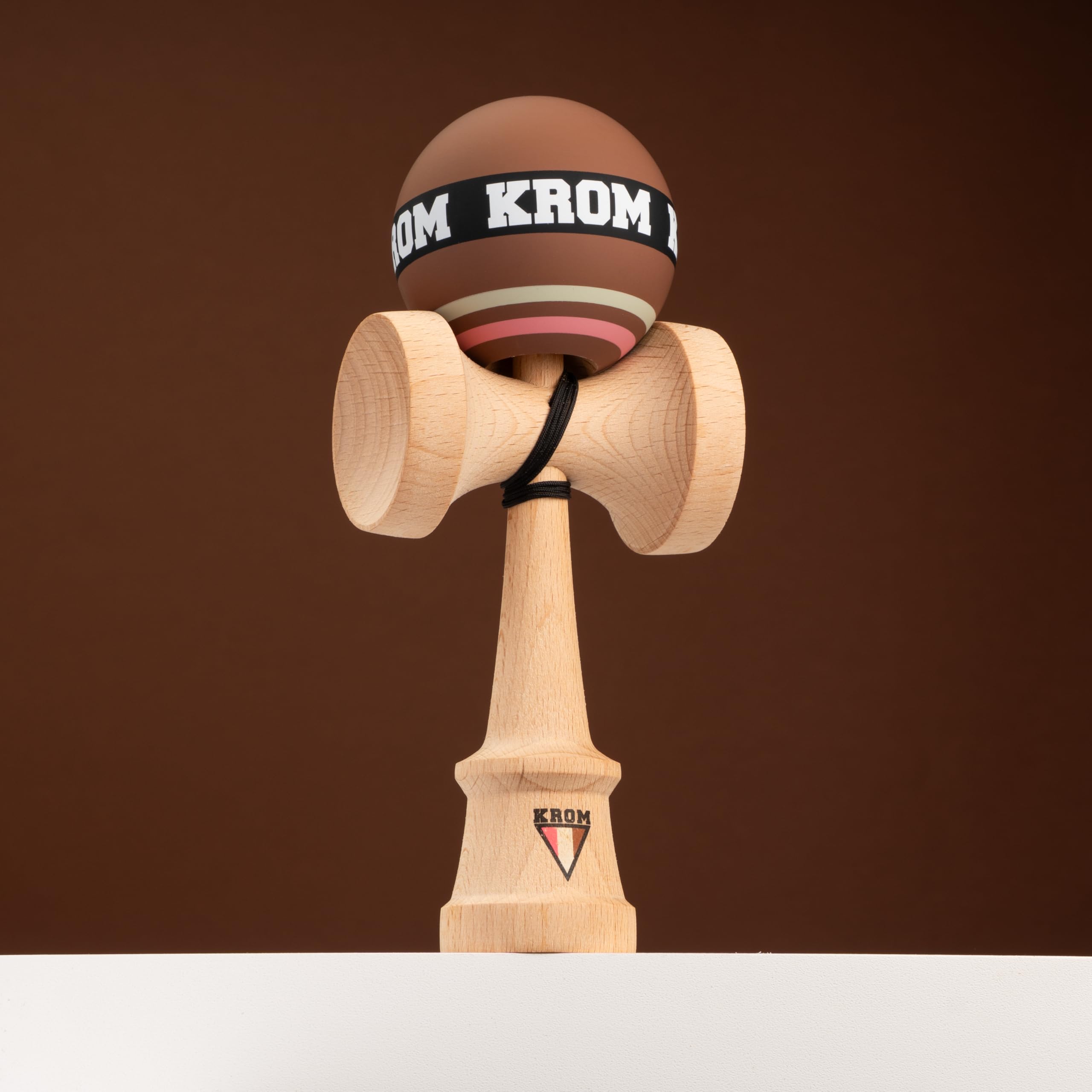 KROM Kendama STROGO Neapolitan Chocolate – Kendama in Legno per Principianti e Giocatori avanzati – Gioco di abilità per Uso Indoor e Outdoor – Giocattolo in Legno con Corda e Sfera