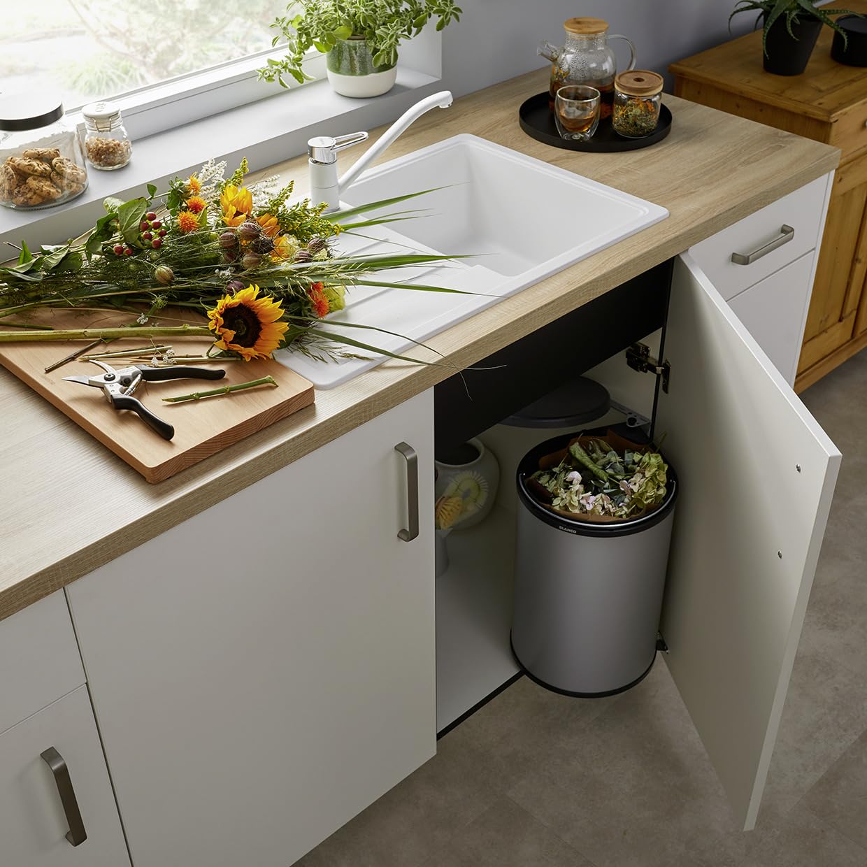 BLANCO SINGOLO XL | Sistema de basura | Sistema para montaje en puertas giratorias | 1 cubo de 20 litros | Tapa de cubo | Se abre cómodamente con la puerta giratoria