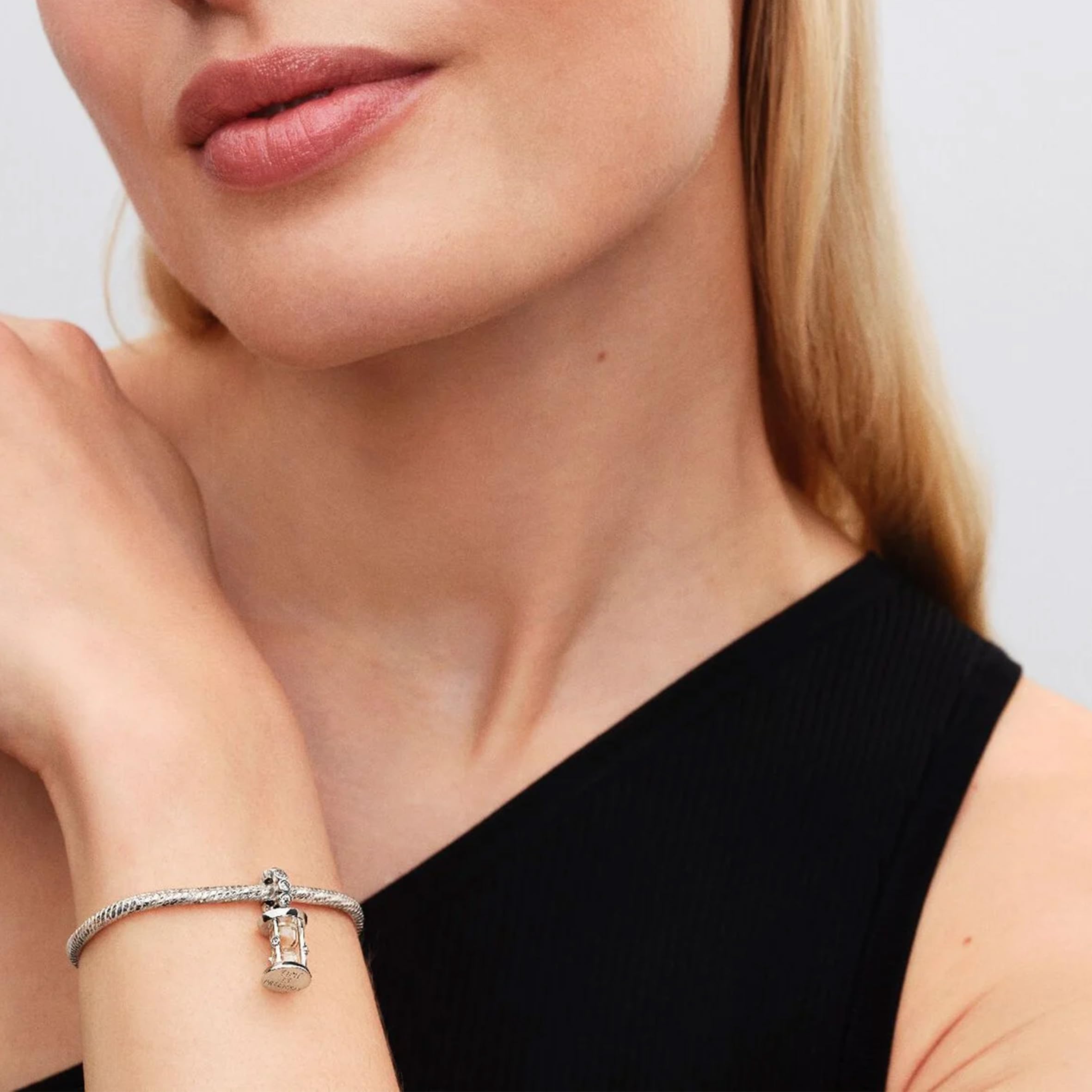 PANDORA Moments 794140C01 - Charm a forma di clessidra in argento sterling con zirconia, compatibile con ME e Moments