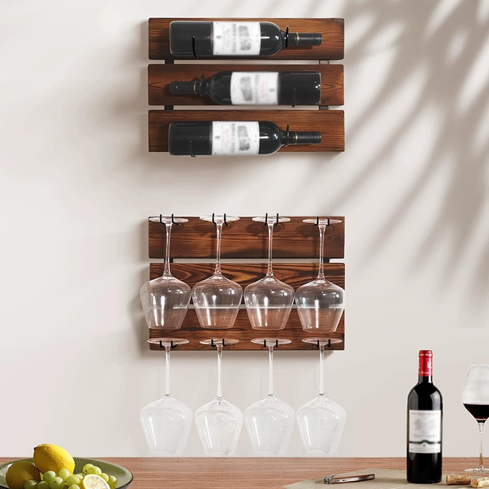Casier à vin industriel suspendu pour sublimer l'ambiance de votre cuisine ouverte