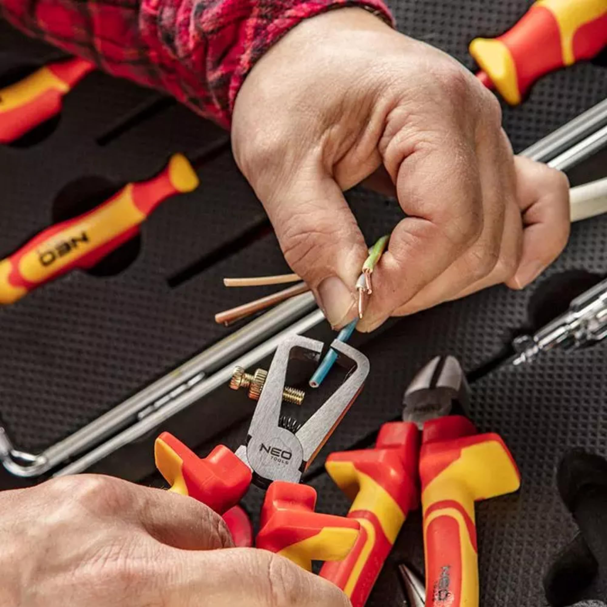 NEO TOOLS VDE Zangen- und Schraubendrehersatz 1000V, 13 Stück, CrV-Stahl | 7 Stück Schraubendreher S2-Stahl, Universalzange, Seitenzange, Verlängerte Zange, Isolierzange, Rohrzange