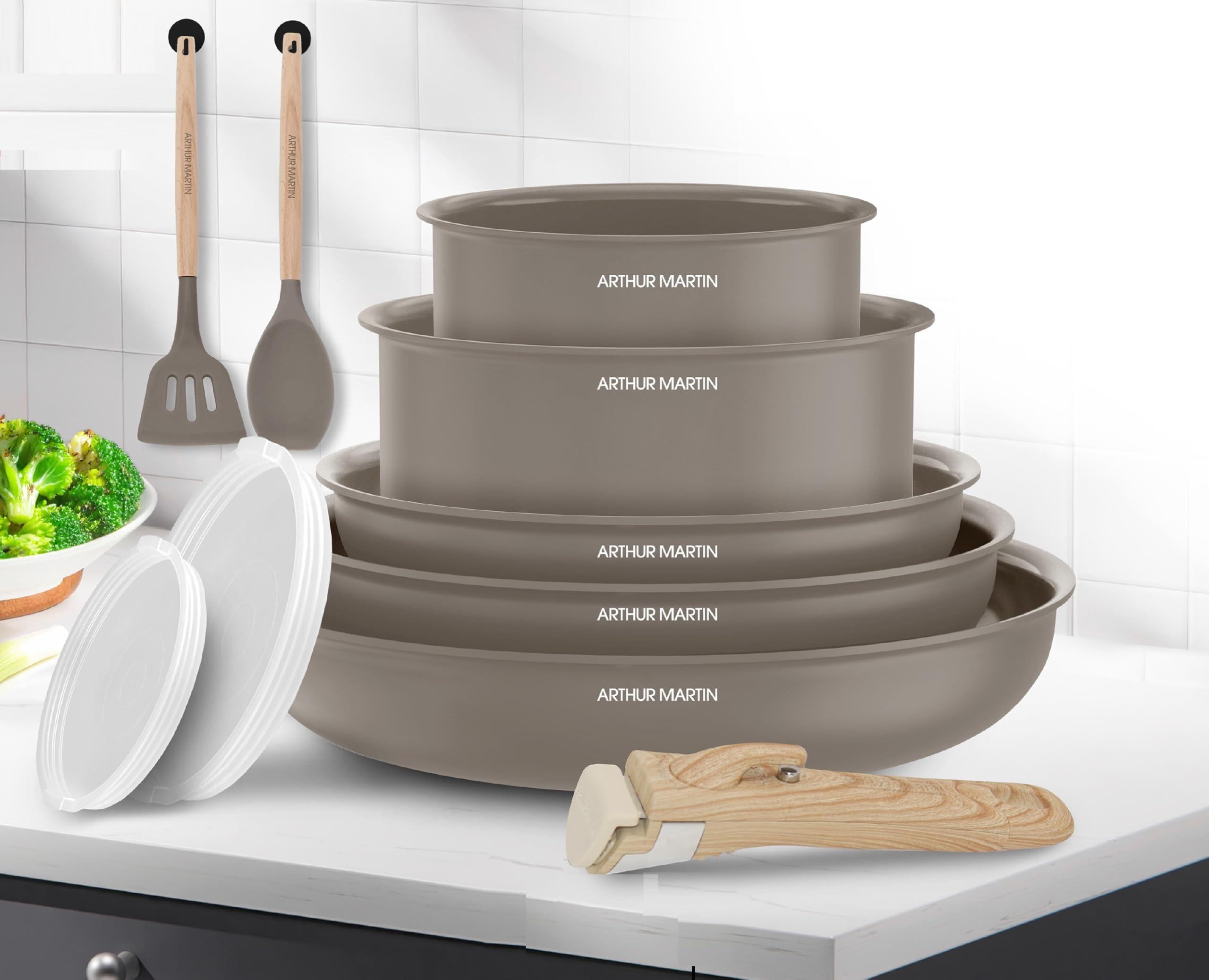 Arthur Martin - Batterie de Cuisine 10 Pièces, Poêles 20-22-26 cm, Casseroles 16-18 cm, Couvercles Hermétiques, Ustensiles en Bois et Silicone, Aluminium 2,5 mm, Céramique, Marron