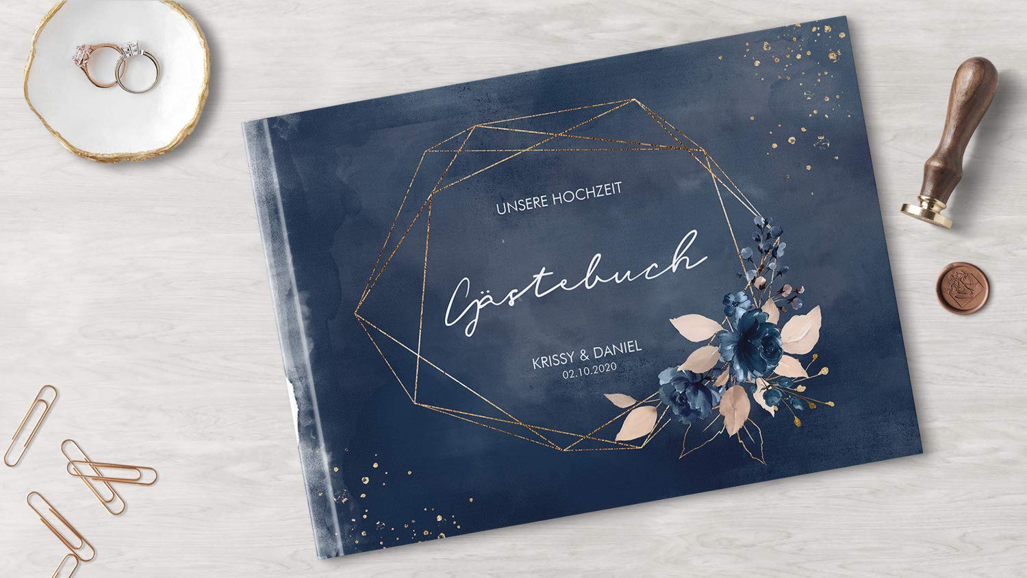 Gästebuch zur Hochzeits - PERSONALISIERT mit Namen & Datum - Hardcover Buch, 104 Seiten, DIN A4 quer | Hochzeitsgästebuch (Inhalt mit Fragen, Watercolor Breeze Blau)