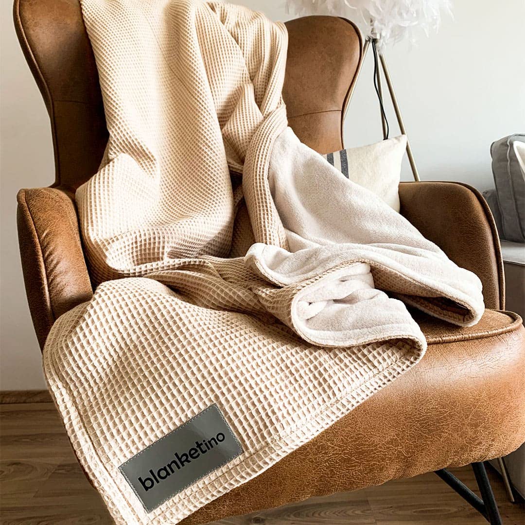 Kuscheldecke - Kuschlig warme Sofadecke Wohndecke 145 x 210 cm aus extra weichem Wellnessfleece & hochwertiger Baumwolle in versch. Farben - Made in Germany (Creme/Sandweiß)
