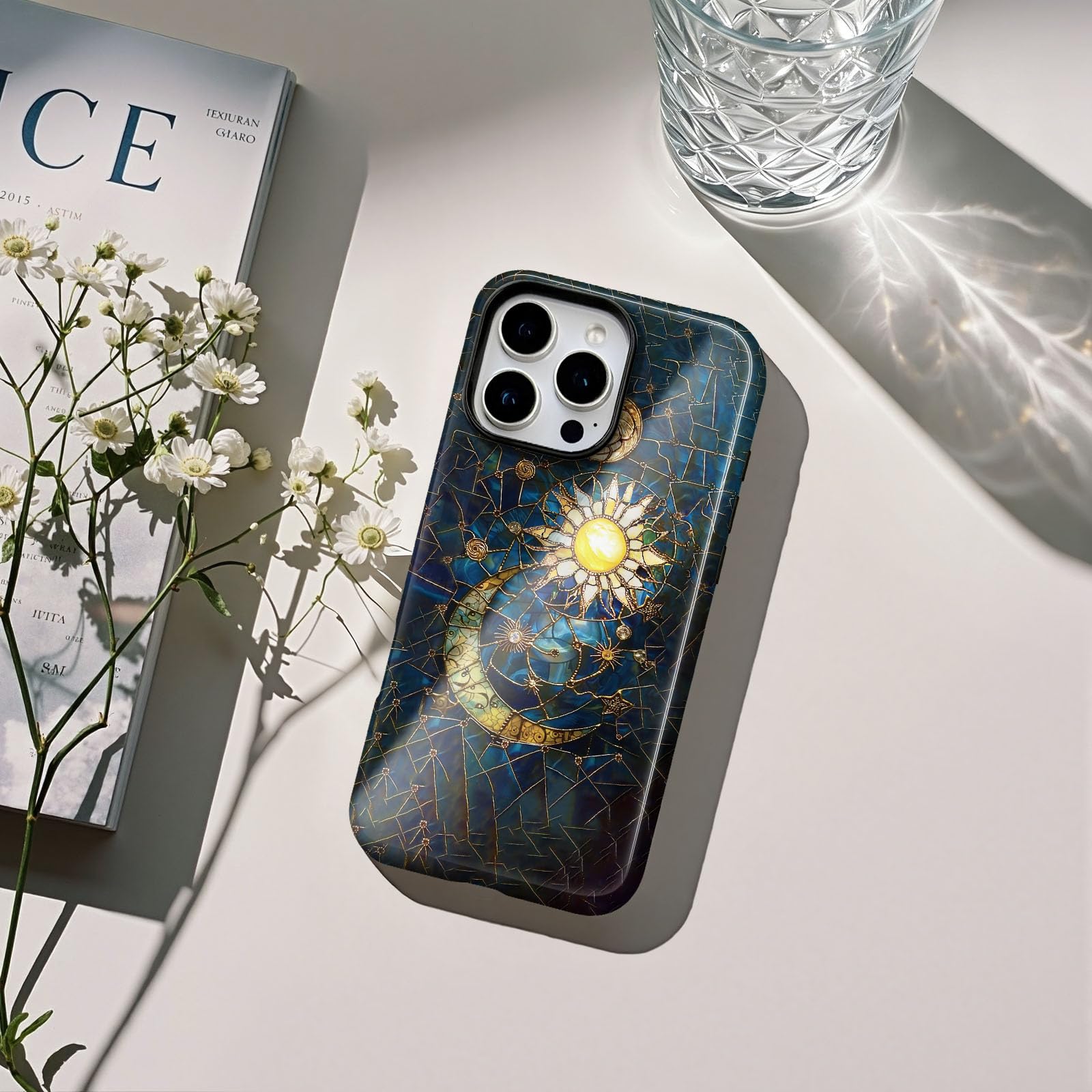 Lumen - Custodia per iPhone 17, compatibile con Magsafe, cover rigida con protezione per fotocamera, per donne, ragazze, adolescenti, con vetro colorato con sole e luna, oro blu navy, drammatica