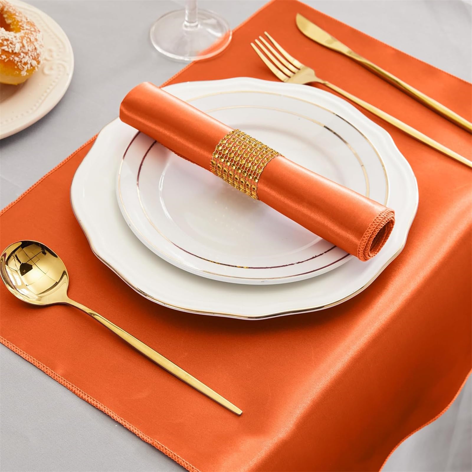 FANSU Servietten 20/50/100er Pack, Satin Hochwertige Stoffserviette Waschbare Weiche Stoffservietten für Weihnachten, Hochzeit, Geburtstag, Feiern (43x43cm/100er Pack,Braun)
