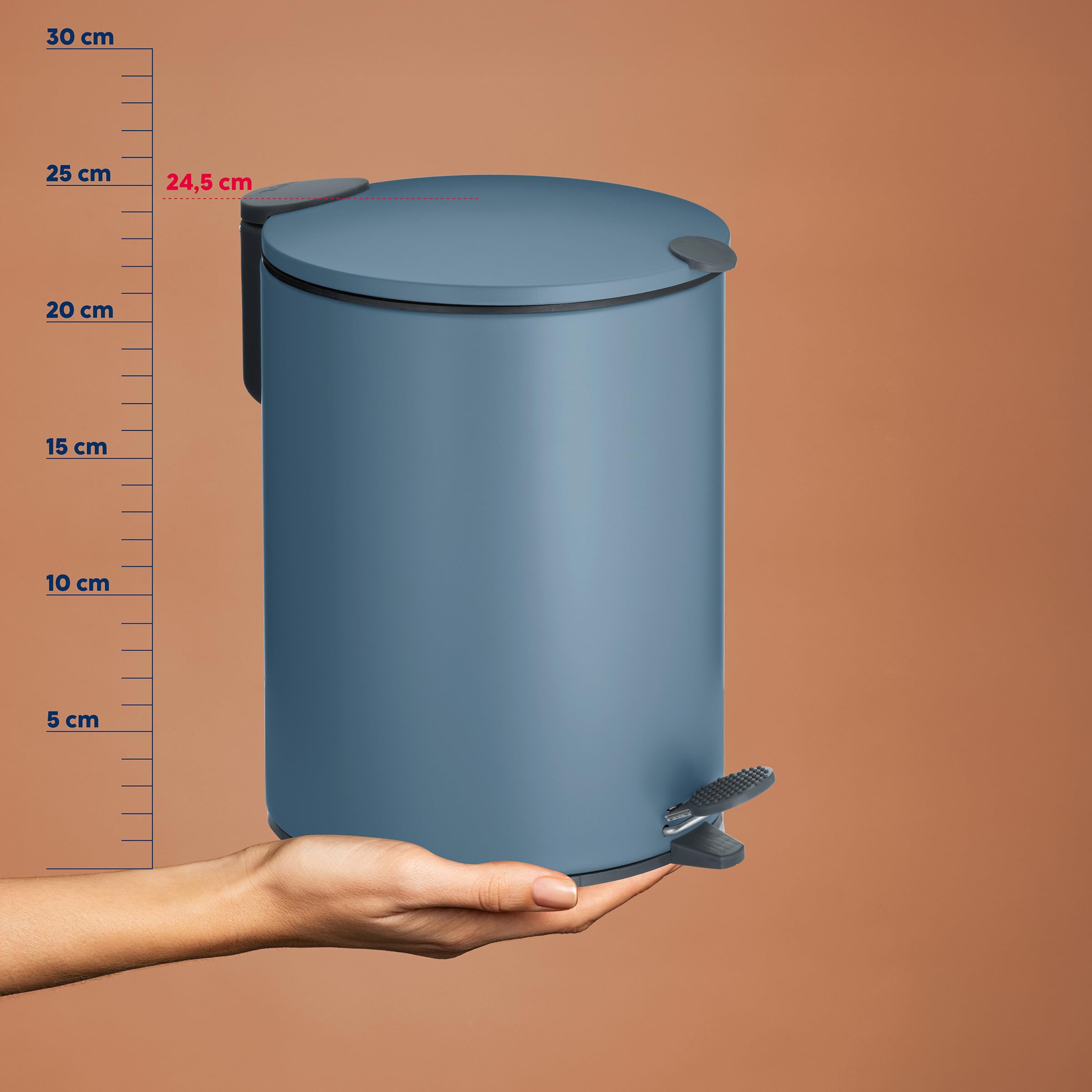 kela Secchio per cosmetici 3 l blu opaco, coperchio con chiusura silenziosa, pattumiera a pedale per bagno MATS, pattumiera da bagno con secchio interno e manici per il trasporto