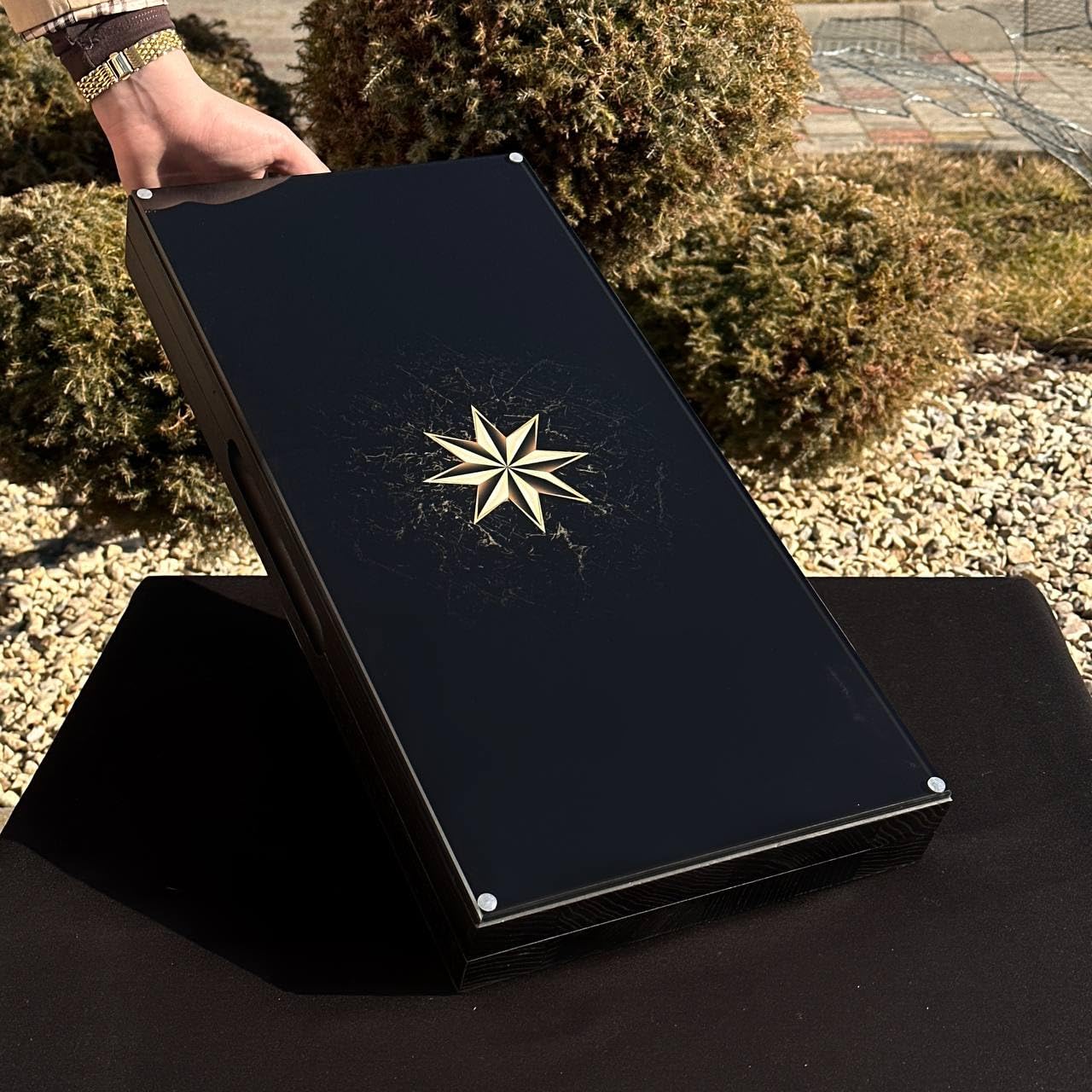 Szlachetna gra w backgammon z drewna – ręcznie wykonany zestaw 50 cm ze szklaną powierzchnią do zabawy z nadrukiem UV – unikalny motyw gwiazdy – łącznie z 30 designerskimi kamieniami do gry i kostkami