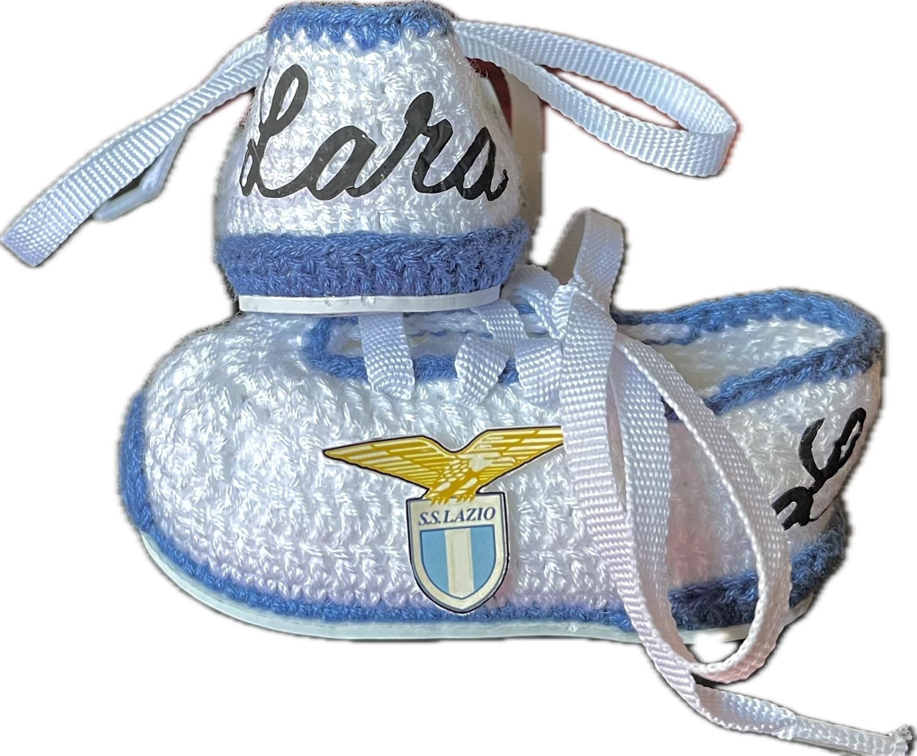 Scarpini da calcio del Lazio realizzati all'uncinetto per neonati. Personalizzato con lo stemma della tua squadra, disponibile nelle taglie da 0 a 12 mesi. Ti regaliamo il nome del bambino inciso