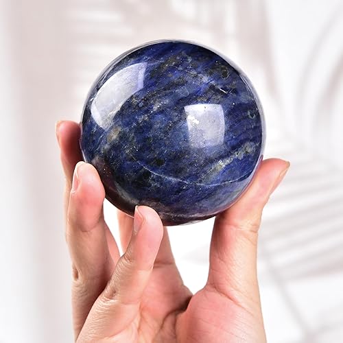 AMOYSTONE Bola de cristal de sodalita azul de 2.4 a 2.8 pulgadas con soporte de madera, esfera de piedra curativa para meditación, Feng Shui, sala