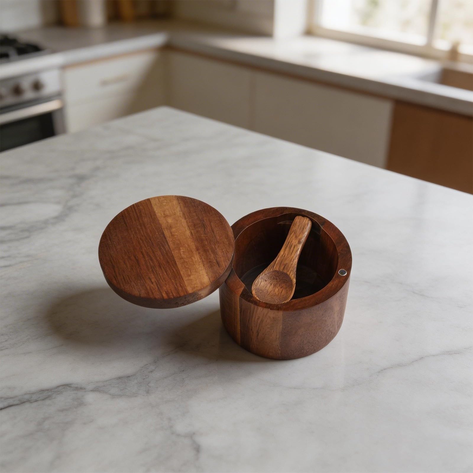 Salero de madera natural con tapa de cierre giratorio y ranura funcional para cuchara para un flujo de trabajo de cocina optimizado (marrón)
