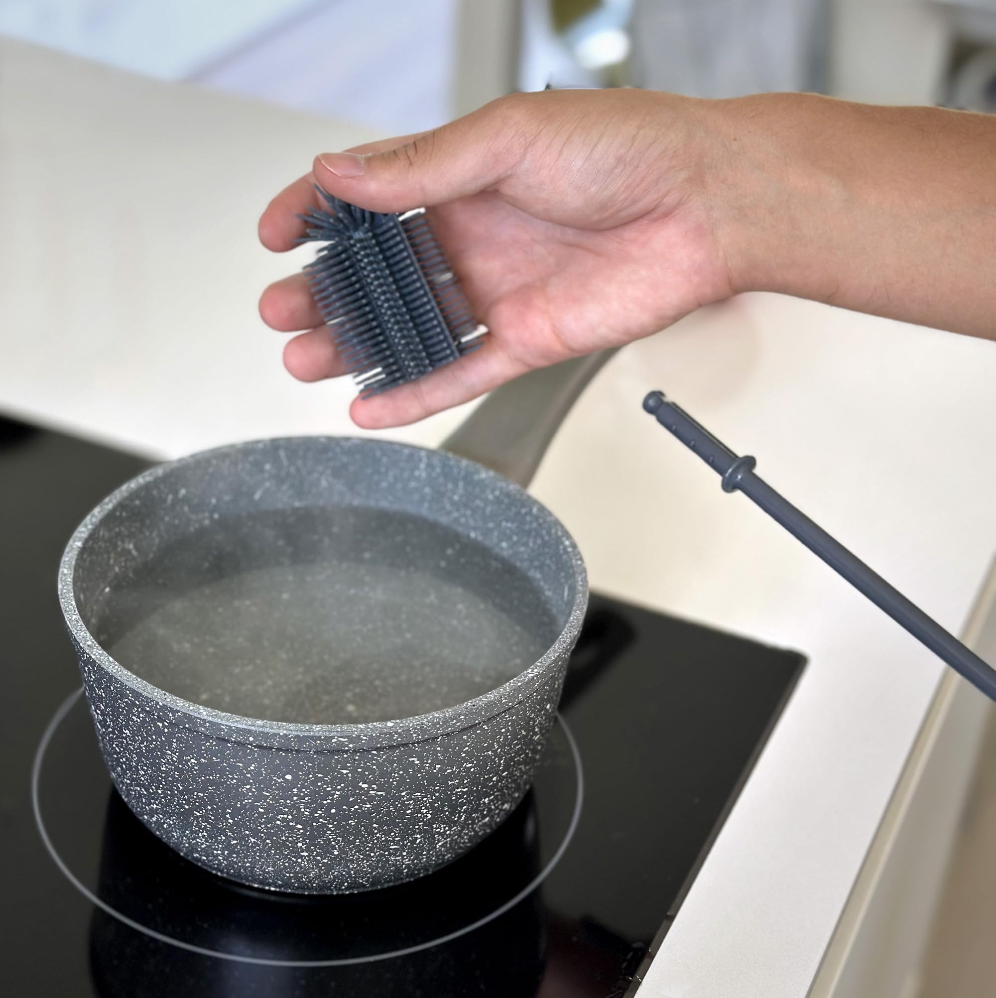 Sanni Shoo Cepillo de silicona para botellas higiénico | Cabezal desenroscable hasta 200 °C; limpiador de botellas de 35 cm; para botellas, biberones y jarras; sin BPA