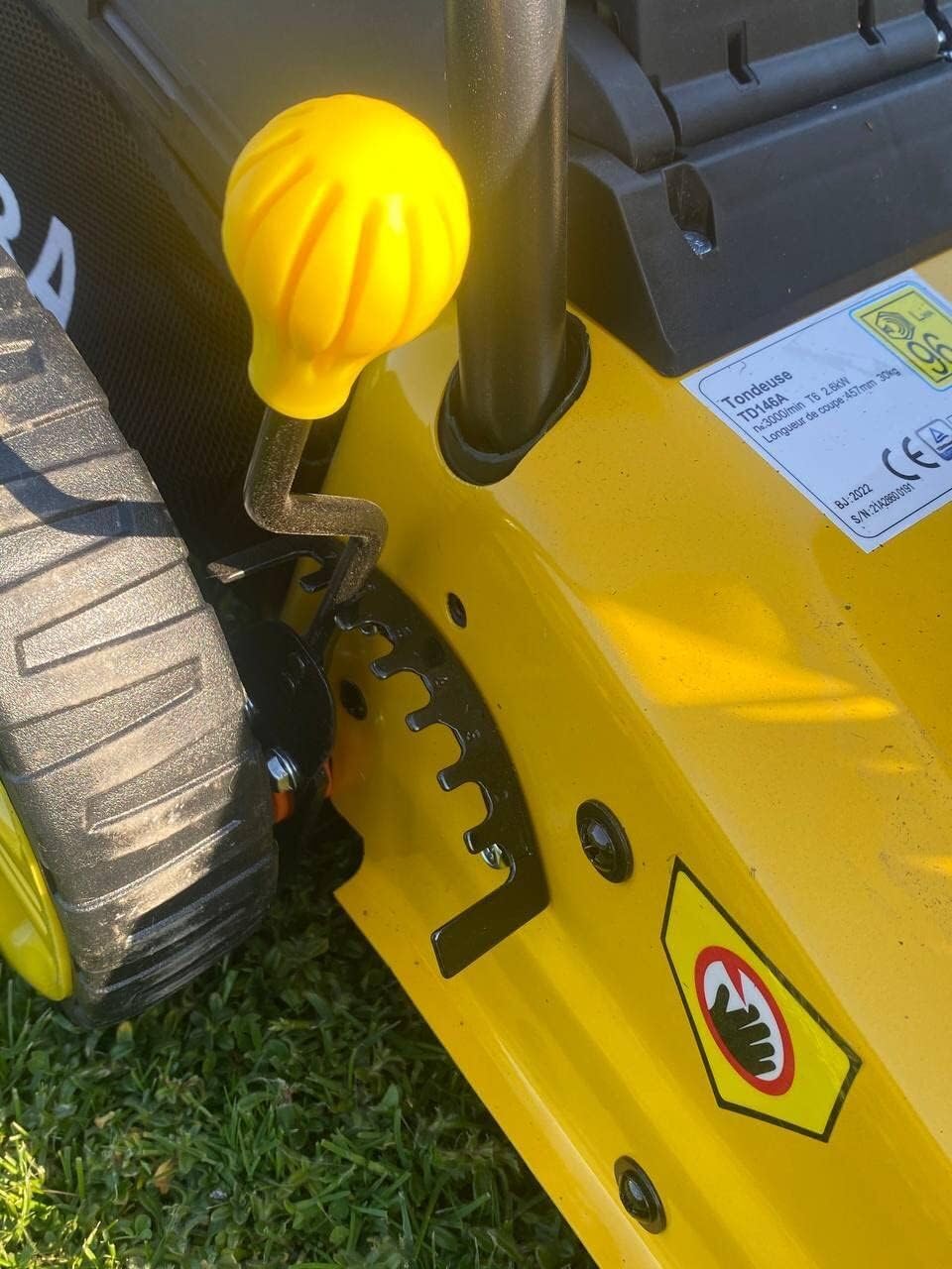 Nemura Tondeuse Thermique Autotractée 146cm3 à Essence pour Pelouse - Fonction Mulching - Hauteur de Coupe 7 Positions - Démarrage Facile - Outillage Jardin - Marque Française