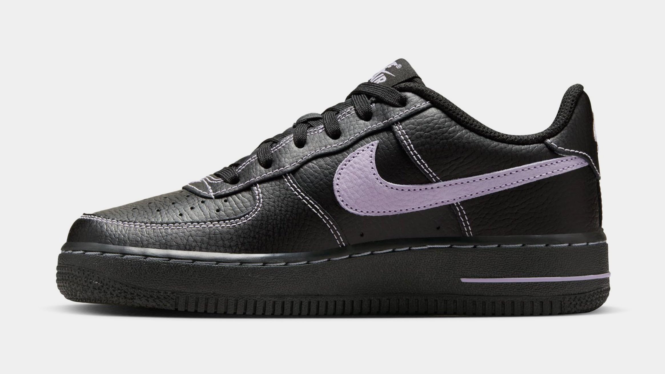 Nike Air Force 1 HJ4563 001 Black/Hydrangeas,Scarpe Sportive in Pelle,Nero con Swoosh Lilla,Suola Air