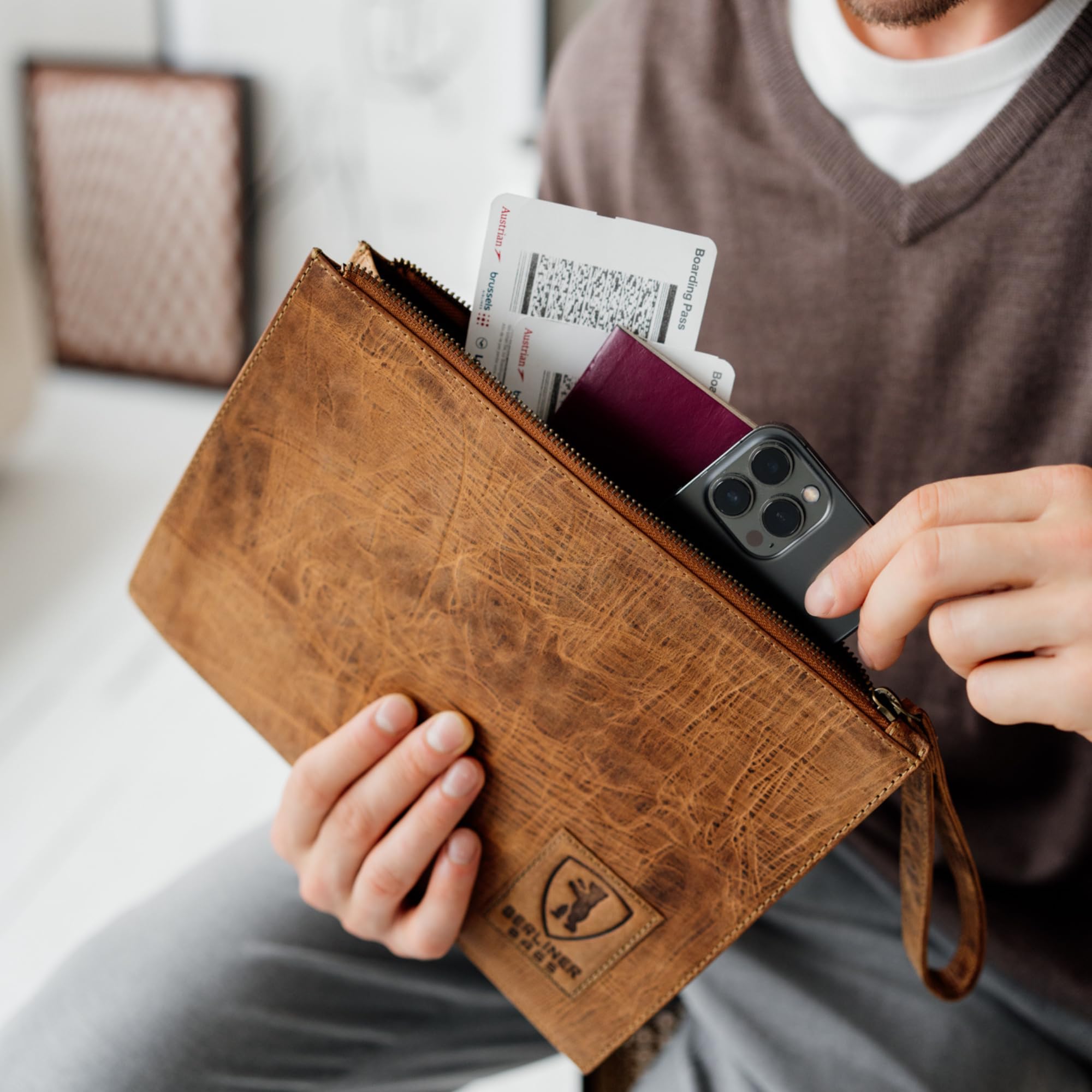 Berliner Bags Cartella Porta Documenti Dirk in Vera Pelle Bovina, Organizer con Zip e Laccetto da Polso per Passaporto e Documenti, Unisex – Noce
