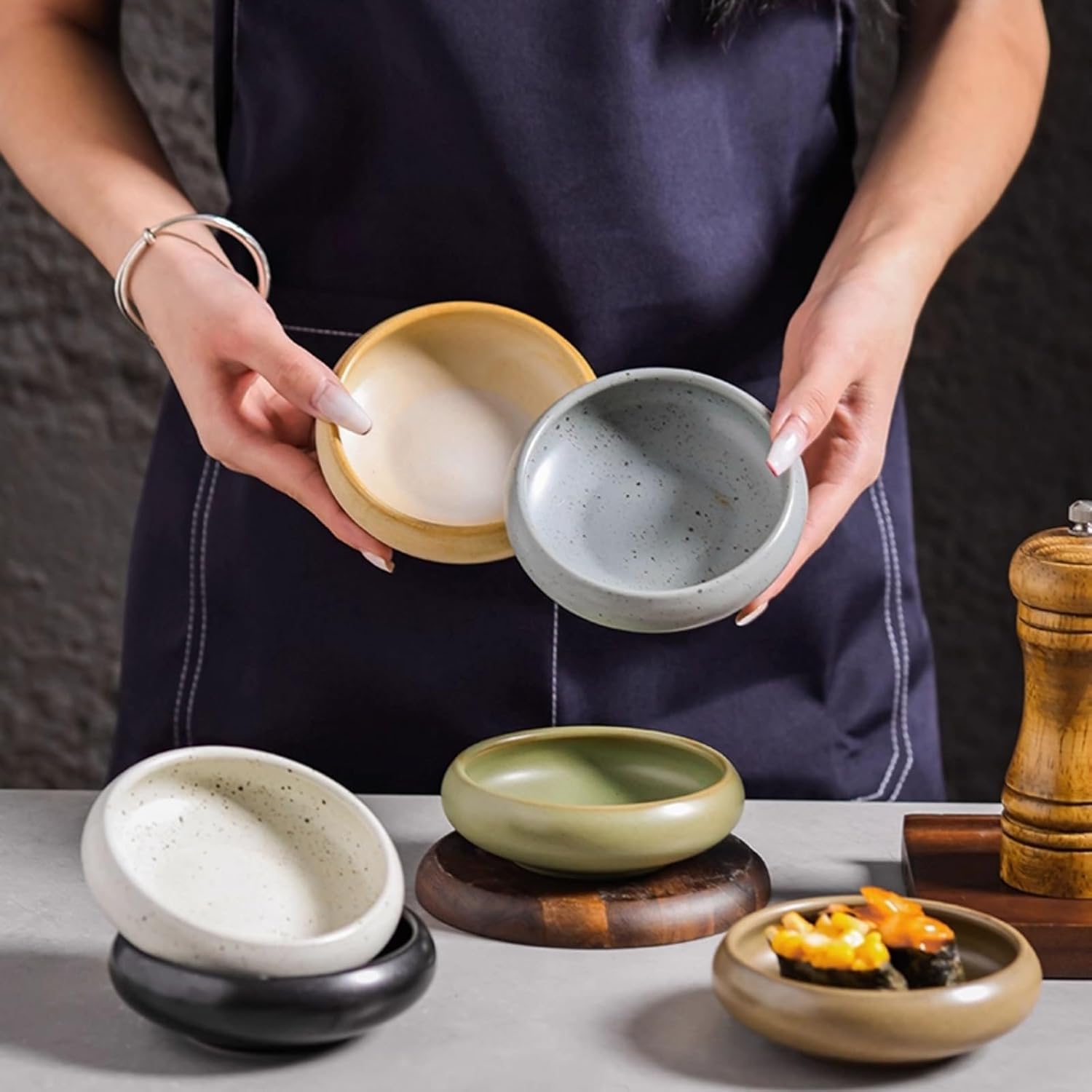 デザートボウル ディップセラミックソース皿 11個セット 和風寿司前菜 酢醤油 キッチンスナック調味料 サラダプレート 手描きのディップソース皿  和風セラミック調味料皿 酢キッチンディップボウル ミニ前菜寿司サービングディッシュプレート セラミック製前菜皿 3.37 ... スナック皿 ディップボウルには、ソース、デザート、スナック、チリソースなどを入れることができます。 スナックトレイ