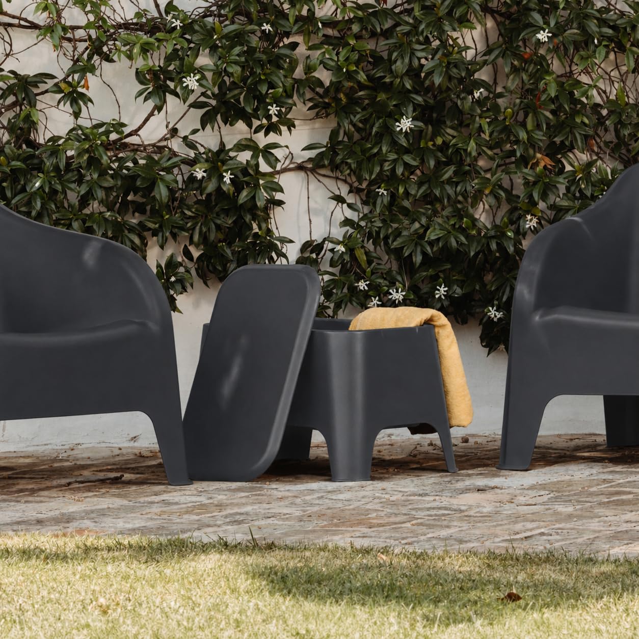 Toomax Kit 2 Poltrone Petra + Tavolino Petra Antracite Scuro, set da giardino in resina UV 79x76,5x70 cm