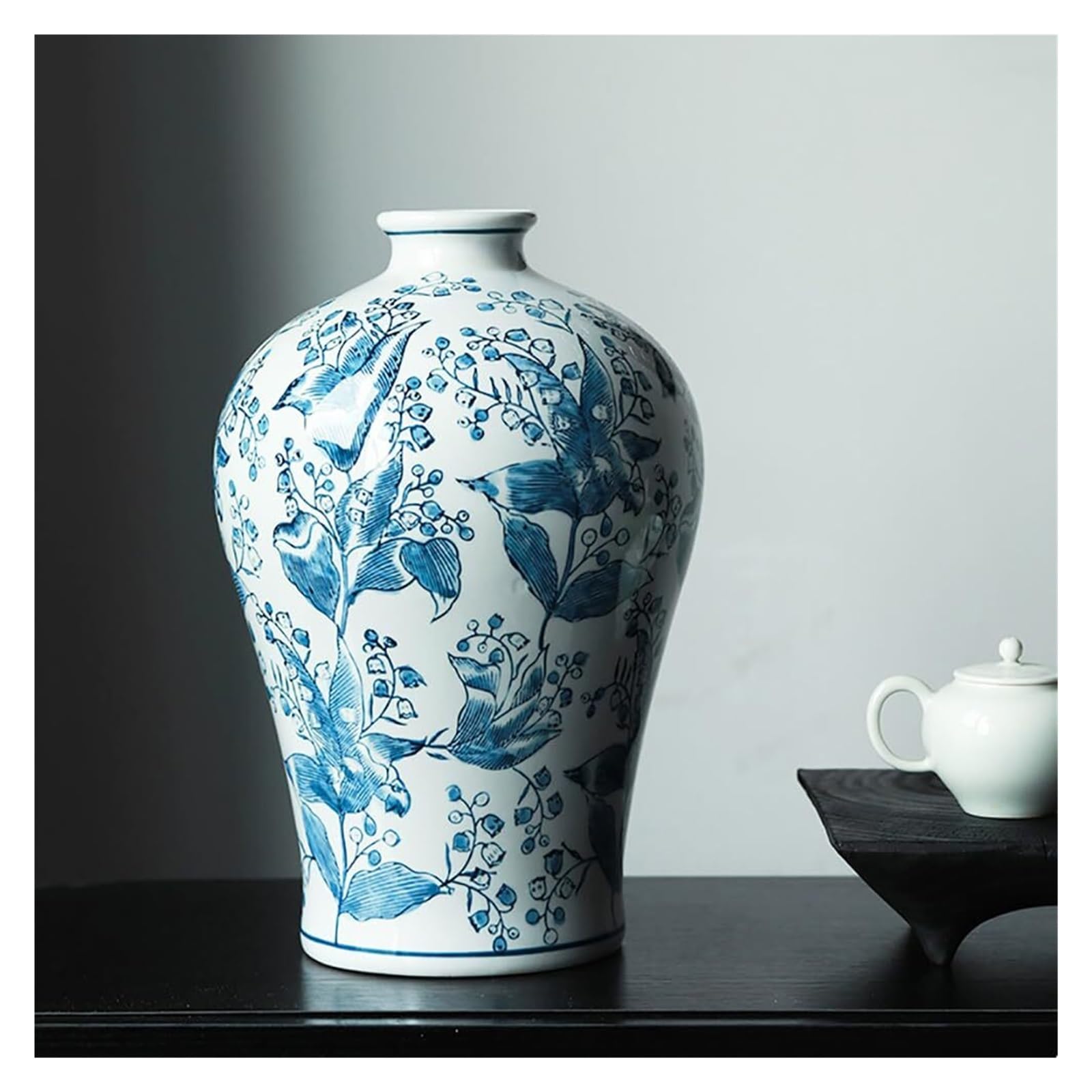 Grand vase bleu en céramique pour décorer une étagère de cuisine ou chambre