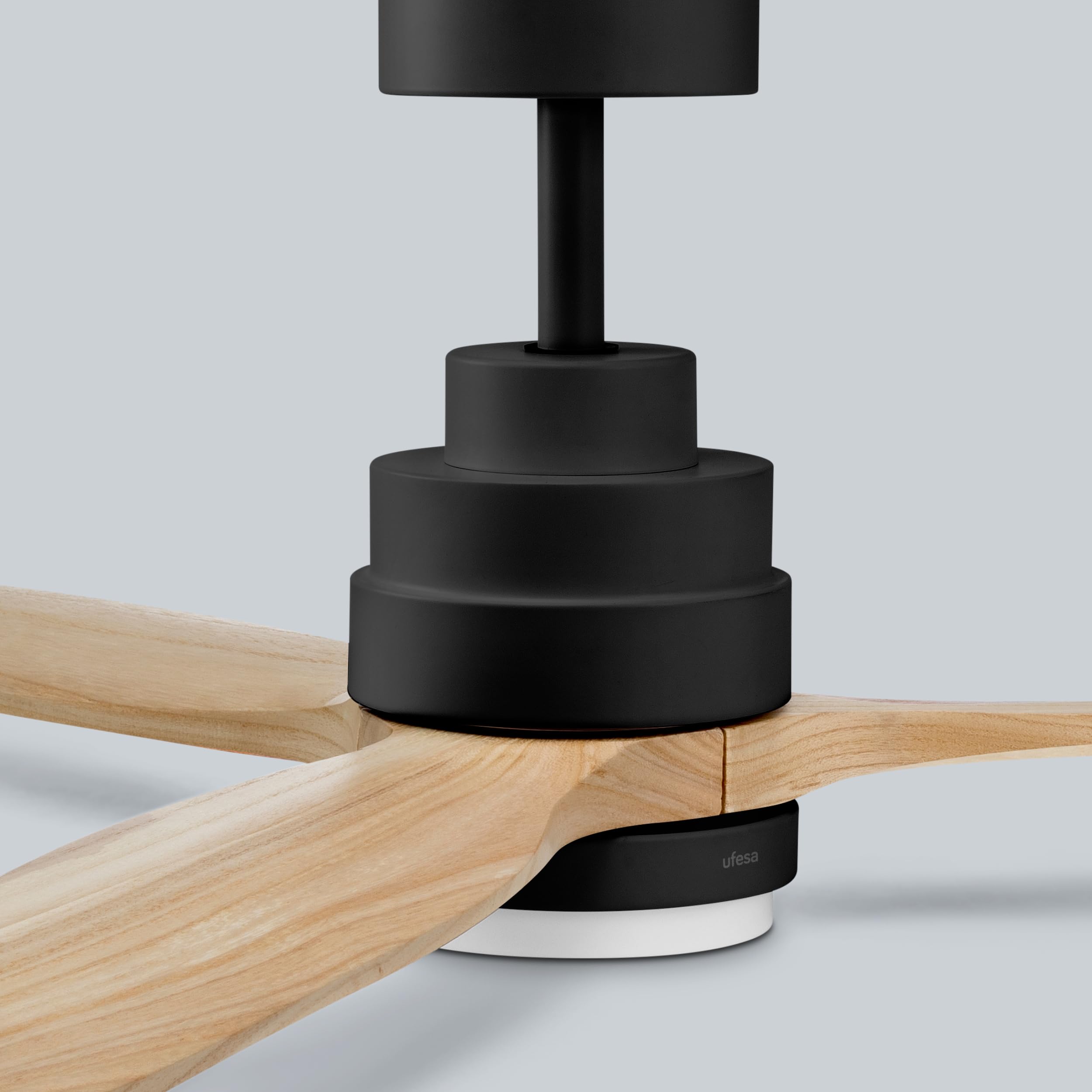 Ufesa Ventilador de Techo con Luz LED, 40W, 6 Velocidades, Ultra Silencioso, 3 Aspas Madera Natural 132cm, Función Verano - Invierno, Temporizador 8h, 3 Niveles Luz, Mando a Distancia, Negro - Haya