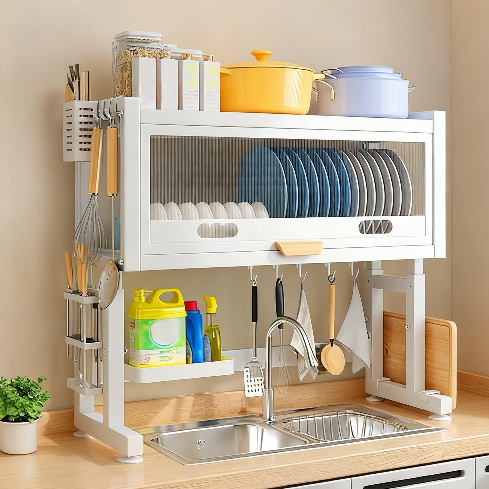 Égouttoir à vaisselle pour optimiser le plan de travail d'une cuisine familiale