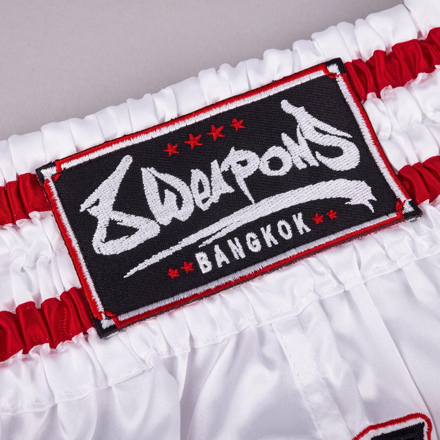 8 WEAPONS Muay Thai Shorts Bangkok, Weiß-Schwarz, Kickboxhose für Training & Wettkampf, Thaibox Shorts Polyester, Atmungsaktiv, Langlebig, Kampfsporthose für MMA, K1, Boxen, Thai Boxen