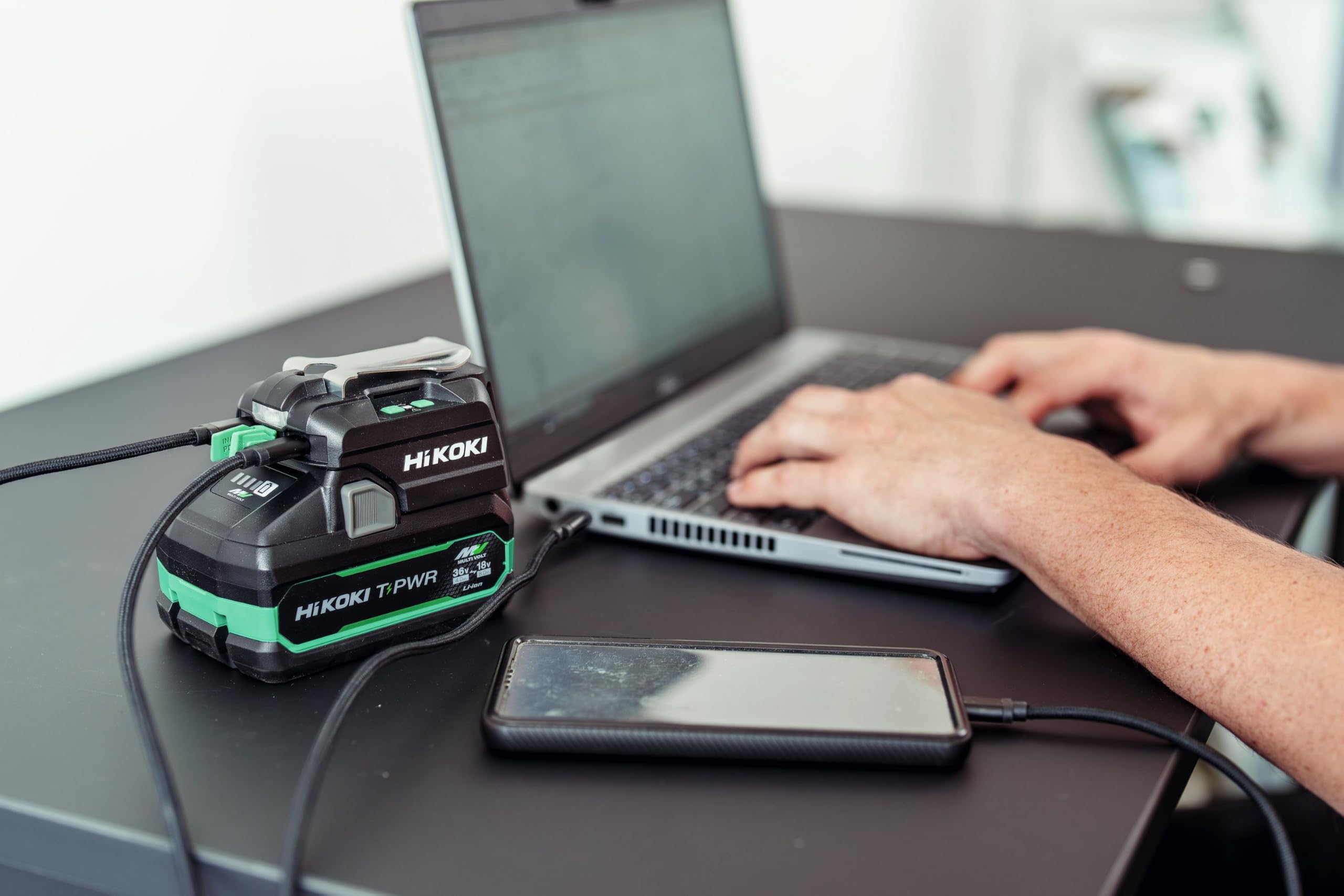 HiKOKI Cargador de batería UC18DAW4Z, cargador de batería de 18 V, 3,5 A | Función de banco de energía para smartphone y portátil, incluye adaptador de red y cable USB-C, peso ligero, 180 g