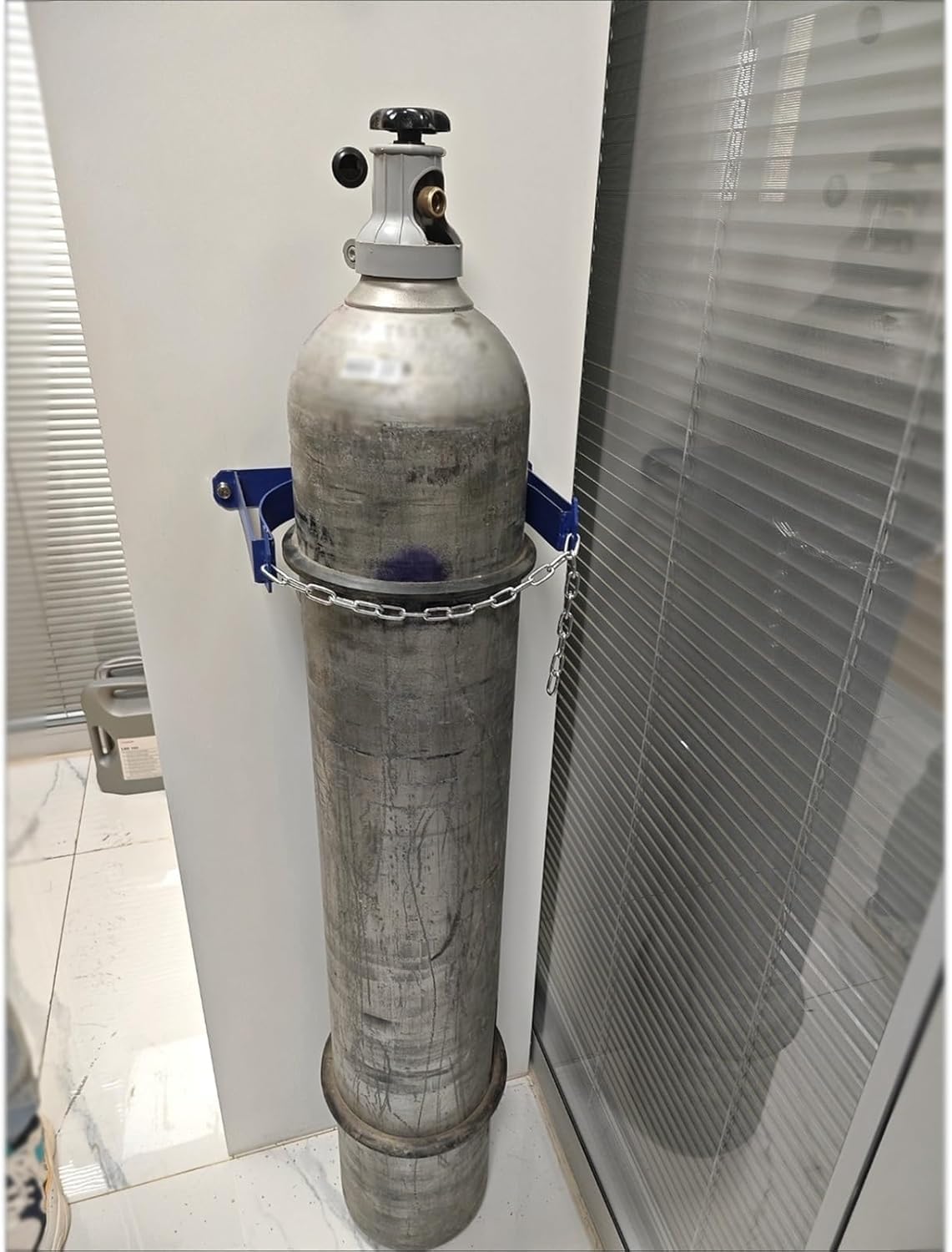 Soporte Mural de Alta Resistencia para bombonas de Gas con Cadena de Seguridad, Ideal para un Almacenamiento Seguro en fábricas, Laboratorios o viviendas.