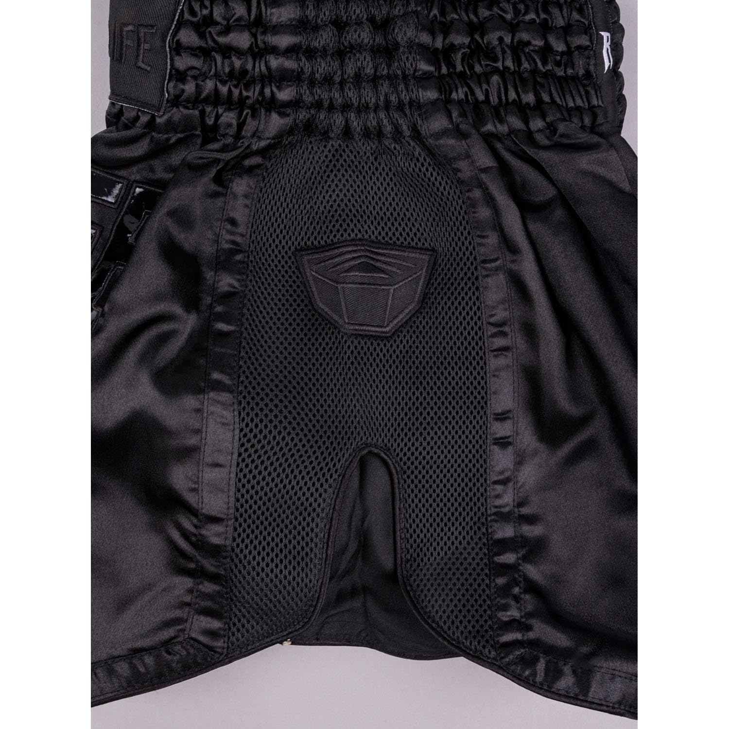 Muay Thai Shorts, Pulse, Schwarz-schwarz, Kickboxhose für Training & Wettkampf, Thaibox Shorts Satin, Atmungsaktiv, Langlebig, Kampfsporthose für MMA, K1, Boxen, Thai Boxen