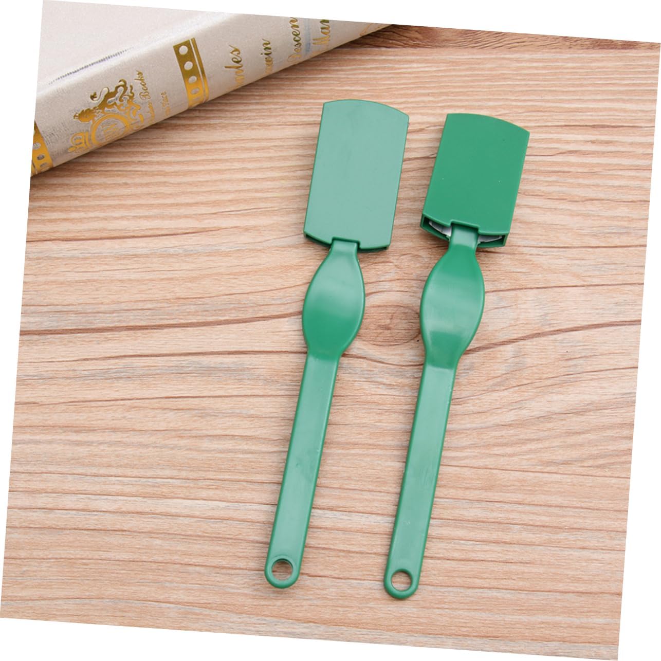 2pcs Carbon Steel Cake Cutter and Bread Slicer Tools Curved Pastry Spreader for Slicing Sandwiches Pastries and More Safe for Kitchen Use Green