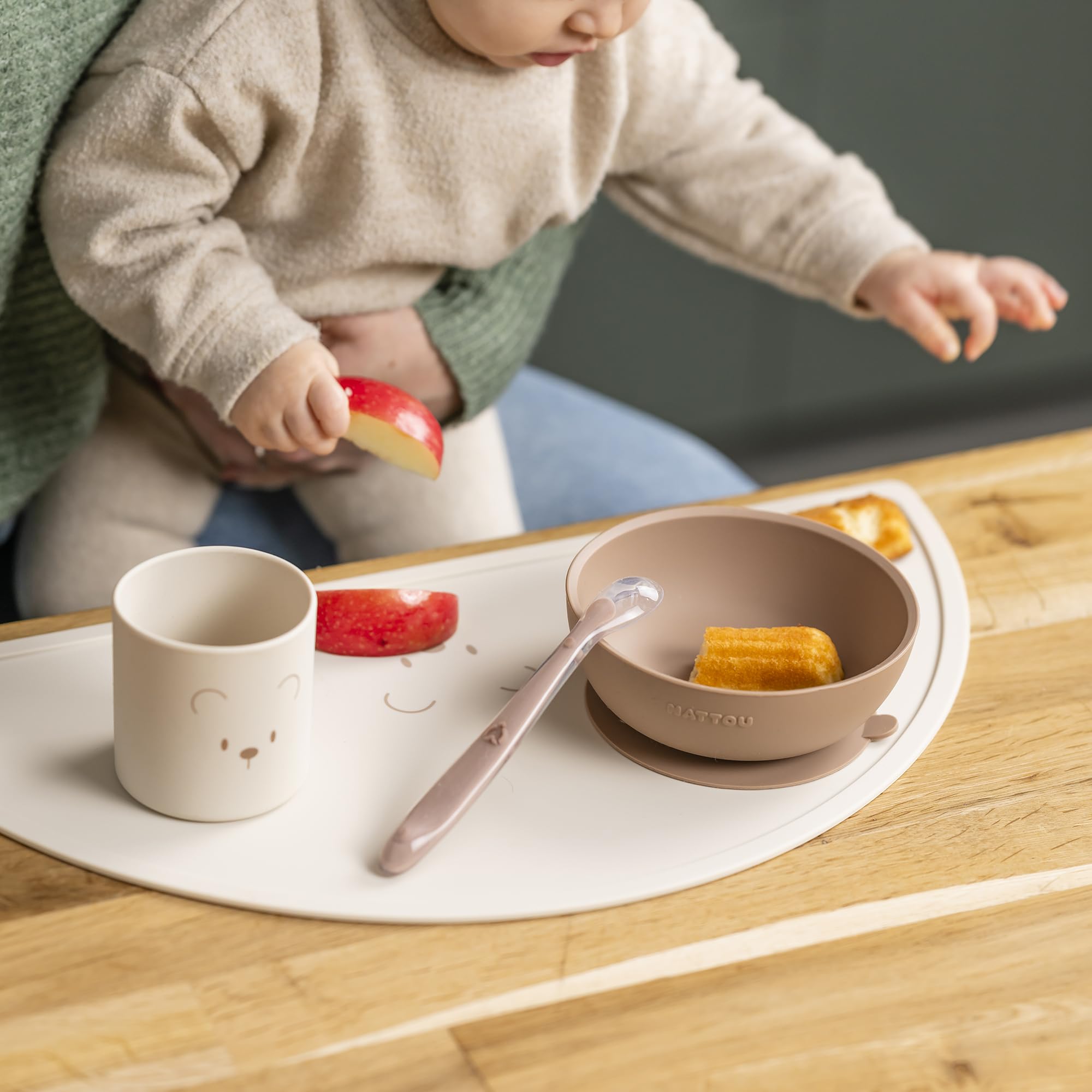 Nattou Stoviglie in Silicone per Bambini, 4 Pezzi, 1 Cucchiaio, 1 Ciotola con Coperchio, 1 Bicchiere, 1 Tovaglietta, Senza BPA, Silicone, Naturale
