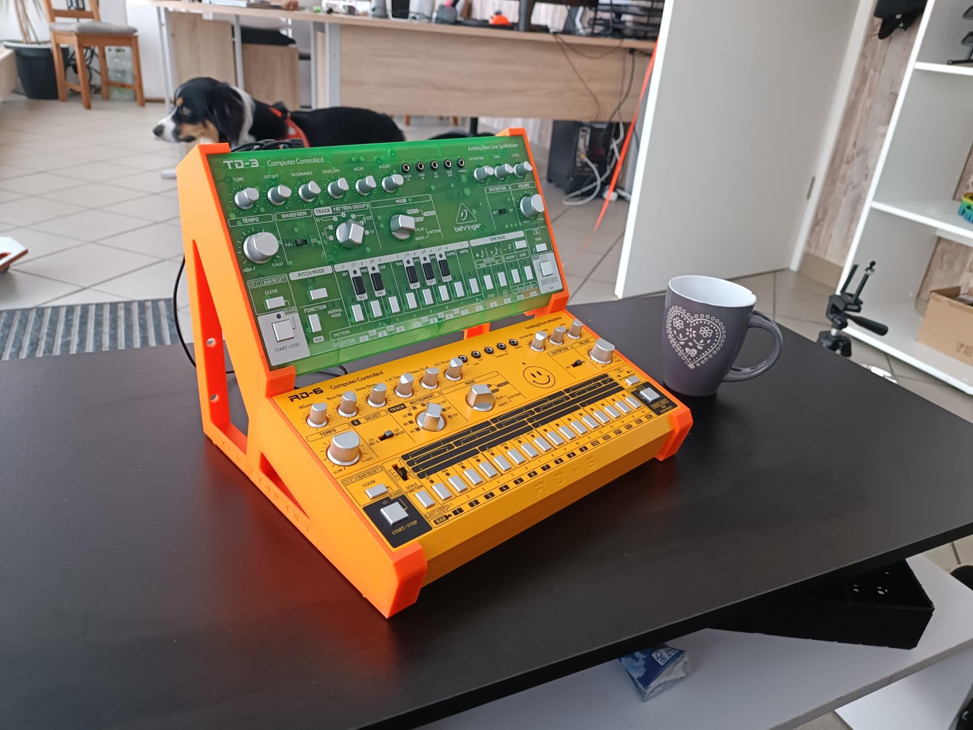 SMB Acid Console Desktop-Ständer für 2 Behringer TD-3 & RD-6 Synthesizer, Silber-Grau, 15° und 60° Winkel