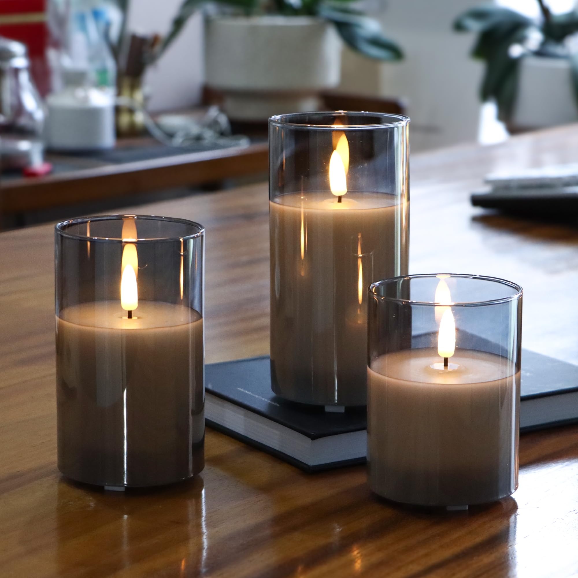 FREEPOWER Set di 3 candele a LED in vetro grigio con telecomando e timer, luce bianca calda tremolante, ricaricabili tramite cavo USB, senza fiamma, cera vera, Ø 7,5 x 10/12,5/15 cm