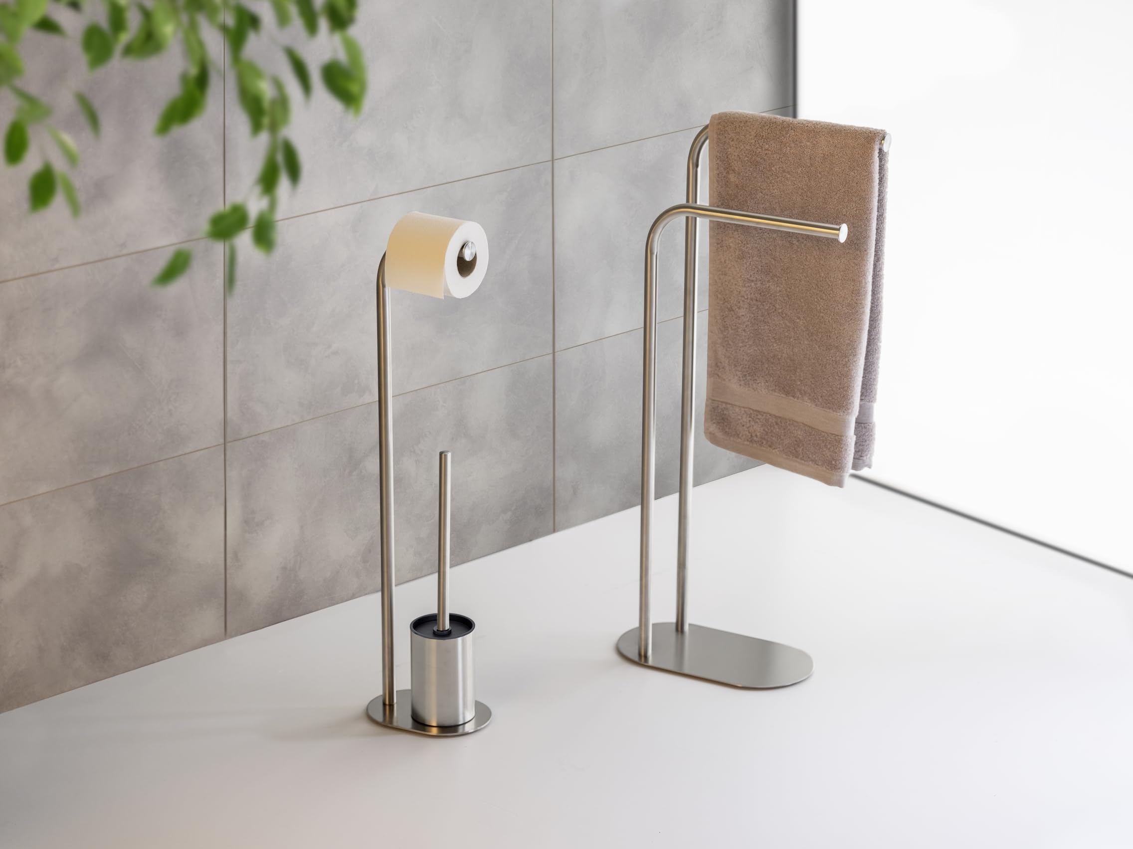 Wenko Portasciugamani MOD. Levante autoportante Design Moderno in Acciaio Inox salvaspazio Metallo Satinato per Bagno 30 x 79 x 17 cm Argento Opaco