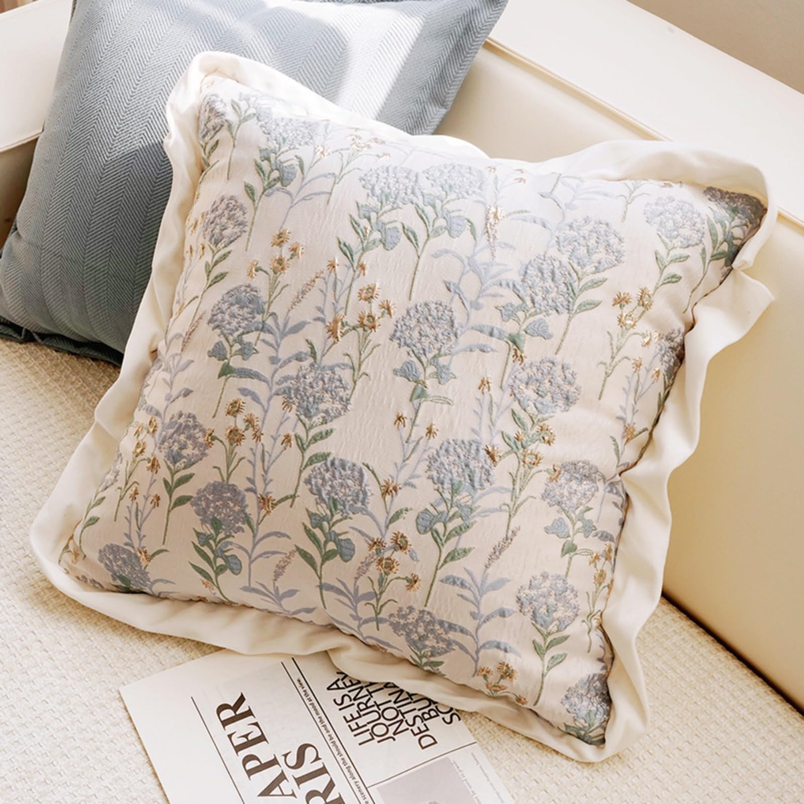 Taie d'oreiller brodée florale pour créer une ambiance chaleureuse et sereine