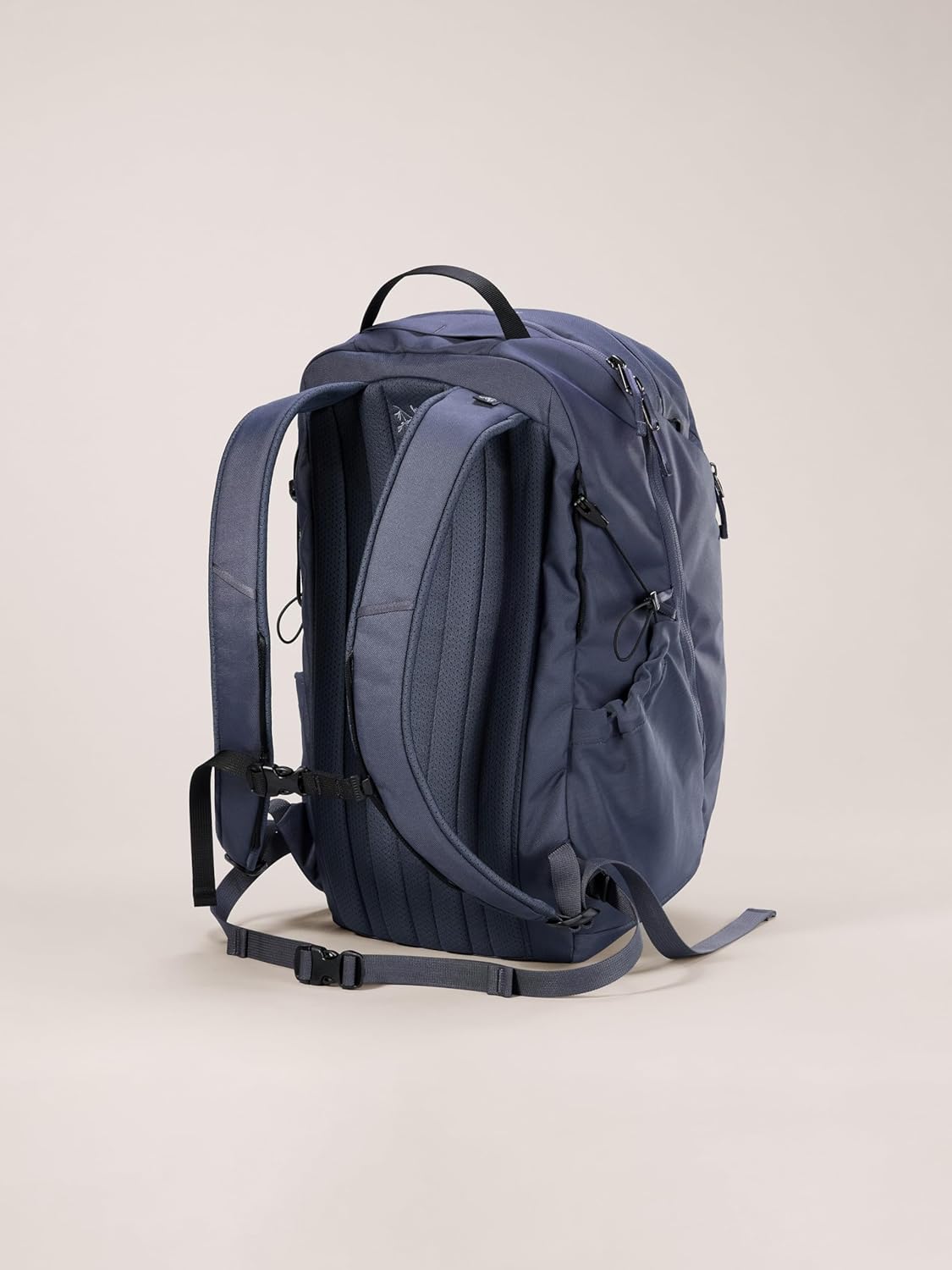 Arc'teryx Mantis 26 Backpack Unisex | Highly Versatile 26L Daypack | Dark Stratus, One Size