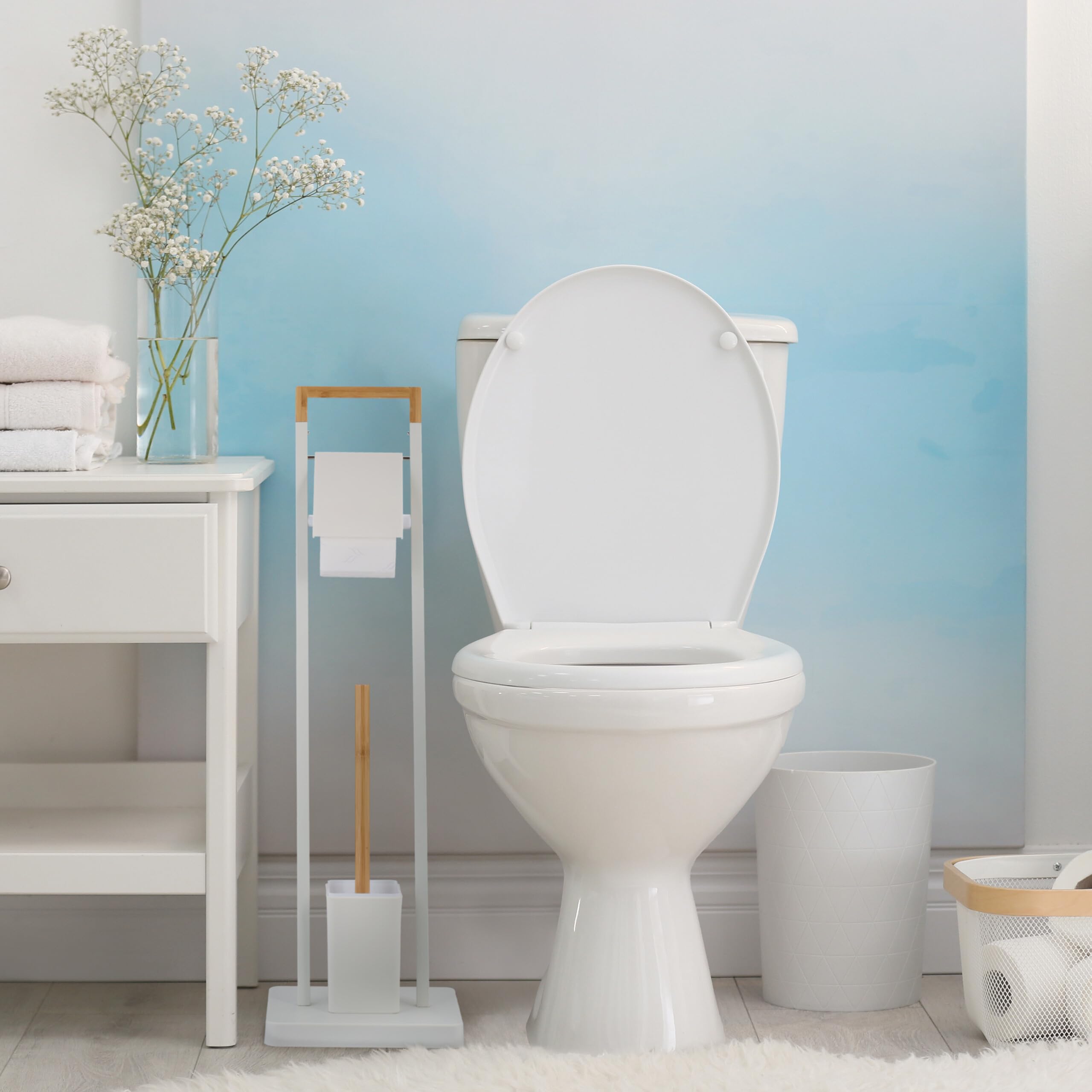 Relaxdays Escobillero con Portarrollos de Baño y WC, Bambú y Acero Inoxidable, Escobilla con Recipiente, Blanco/Natural