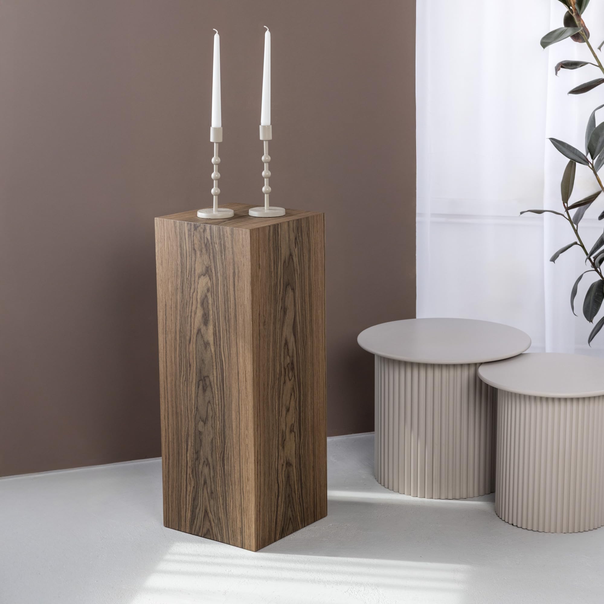 Displaypodest aus Nussbaumfurnier – Präsentationssäule, Sockel für Skulpturen & Kunst, Dekosäule, handgefertigt, Massivholz-Optik – 80x30x30 cm