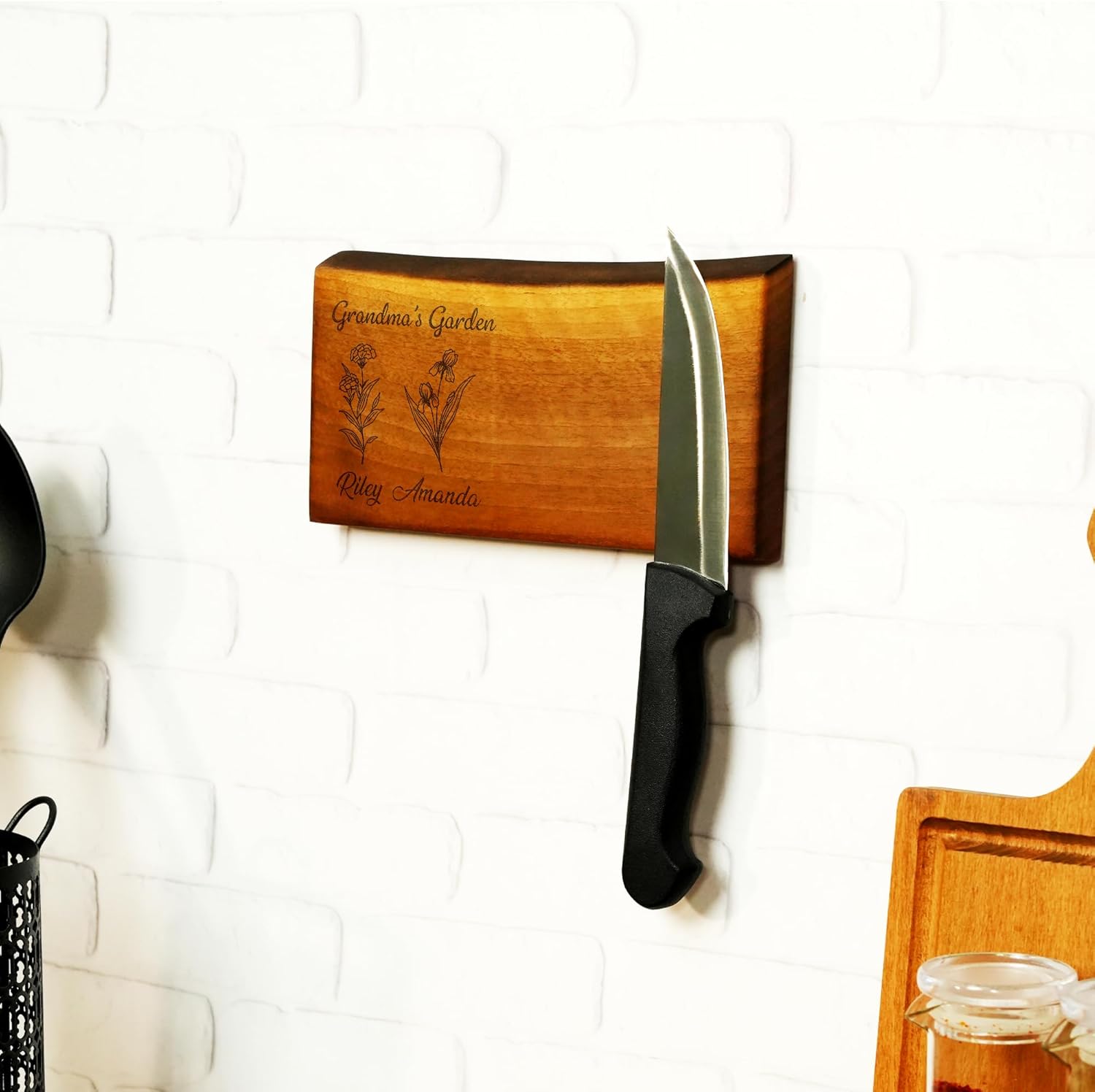Custom Magnetic Knife Holder – Engraved Walnut Knife Rack with Birth Flowers & Names – Personalized Kitchen Decor Gift for Grandma or Mom