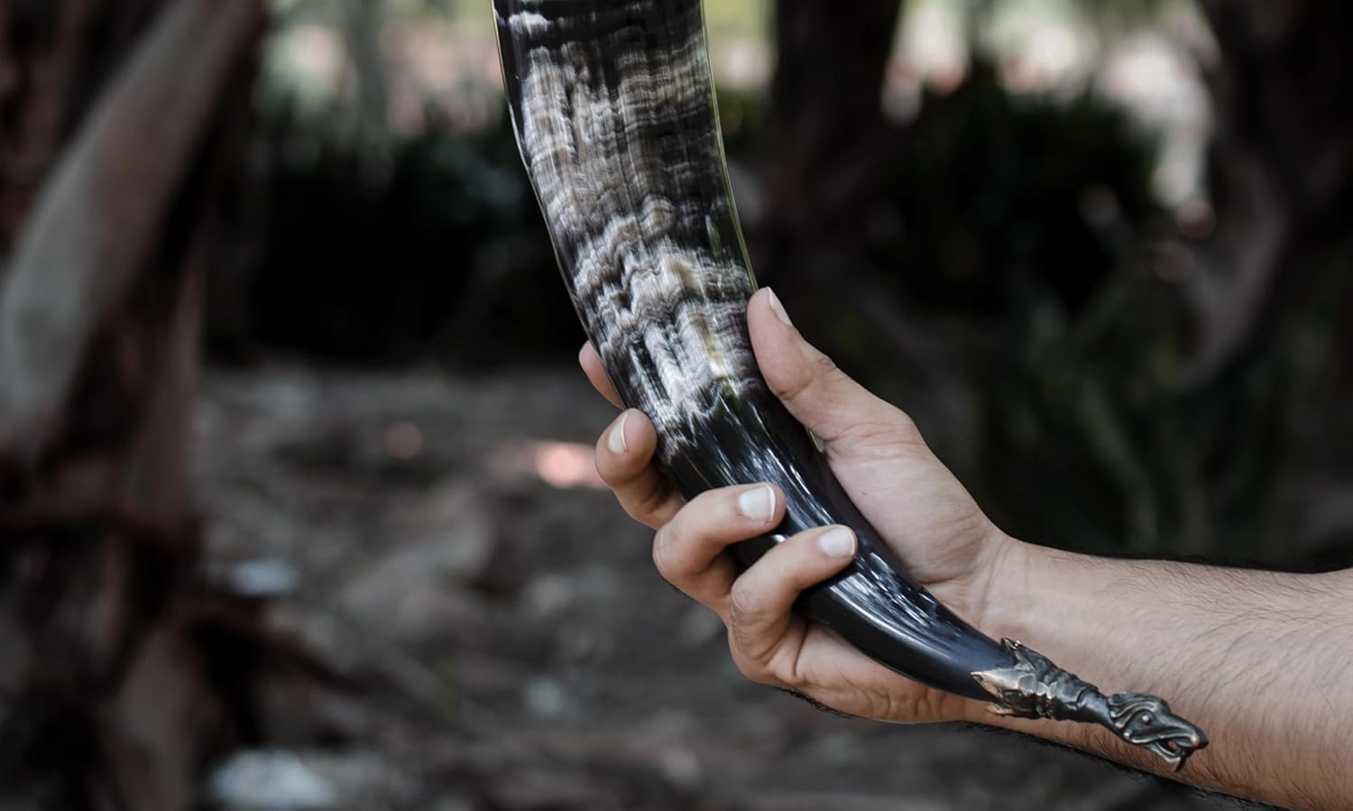 Viking Drinking Horn with Stand: An Awesome & Distinctive Beer Present for Dad, Home Decor, Mediaeval Stein for Ale, Mead and Whisky, Large 10-14Oz Natural Ox Horn for Men's Christmas Gifts…