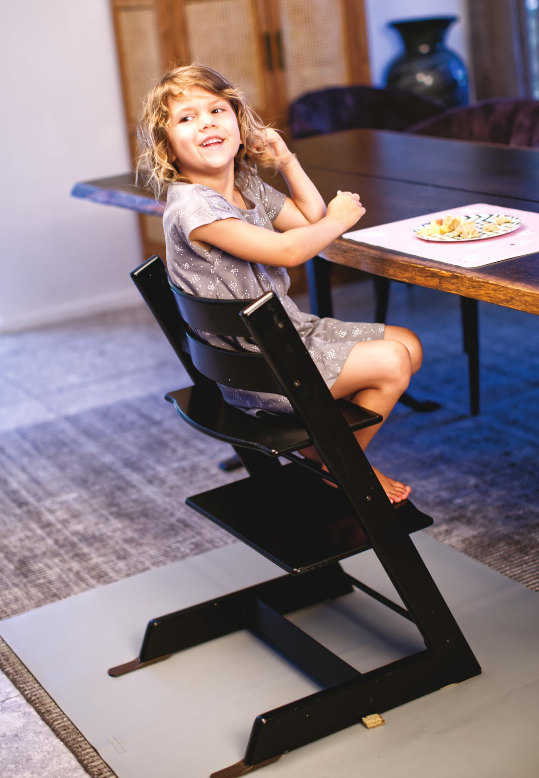 2xSET Praktische Bodenmatten zum Unterlegen unter Hochstuhl Kinderstuhl Spielmatte Spritzmatte für Kunst Handwerk waschbarer wasserdichter rutschfester Bodenschutz 110 cm x 95 cm Grau