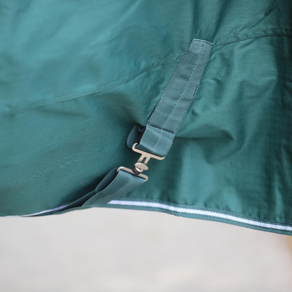 Marengos - Regendecke 600D Comfort – Pferdedecke mit Innenfutter – ideal als Weidedecke – wasserdicht & atmungsaktiv – mit Kreuzgurten, Gehfalten & Schweiflatz – Tannengrün – 165cm | Pferdedecke mit Innenfutter – ideal als Weidedecke – wasserdicht & atmun