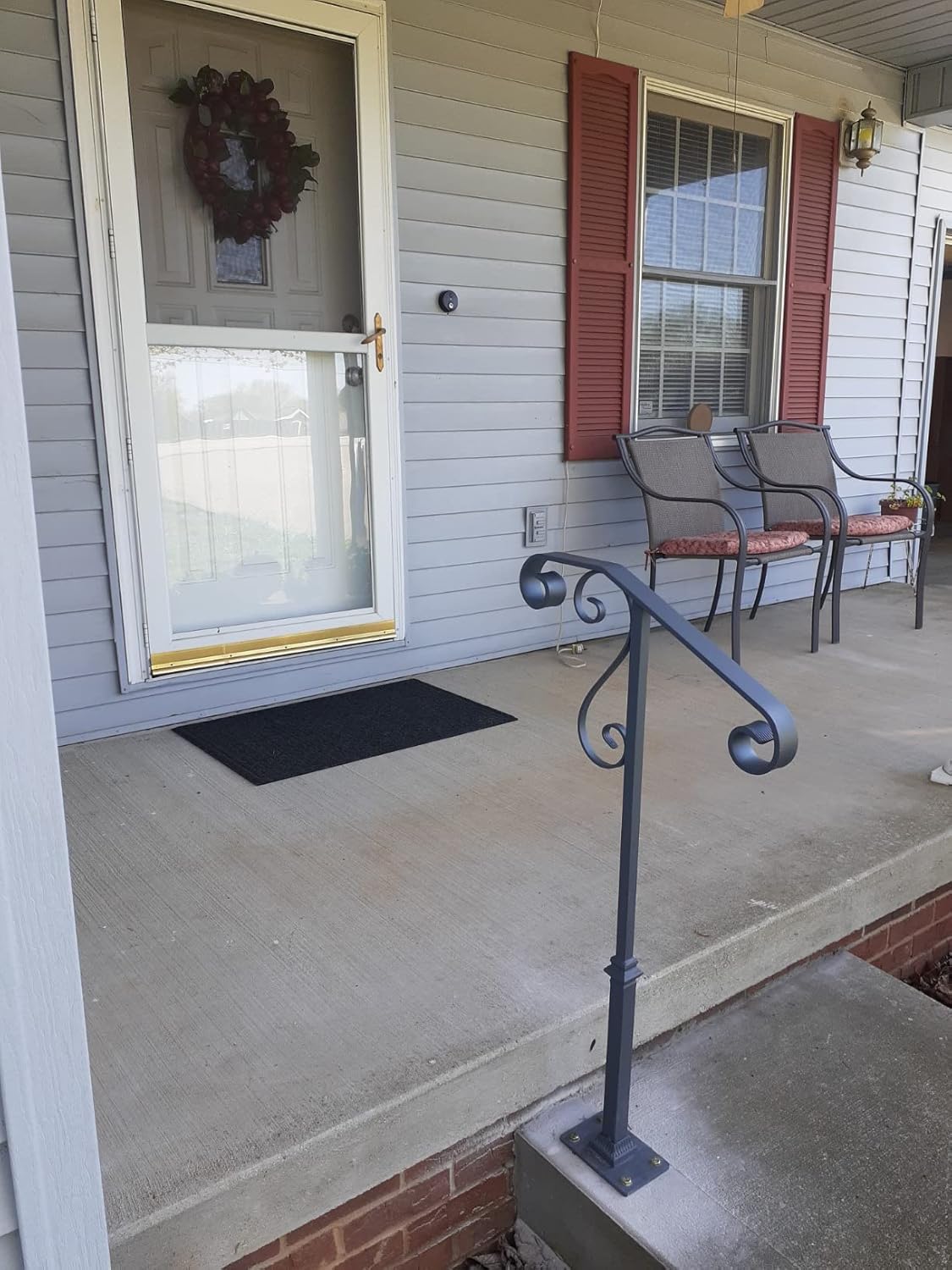 Frее Shірріng оƒƒеr Handrail Railing,Single Post Sturdy Hand Railing with Base Wrought Iron Grab Supports Fits 1 or 2 Steps Grab Rail for Steps Porch (Gray)