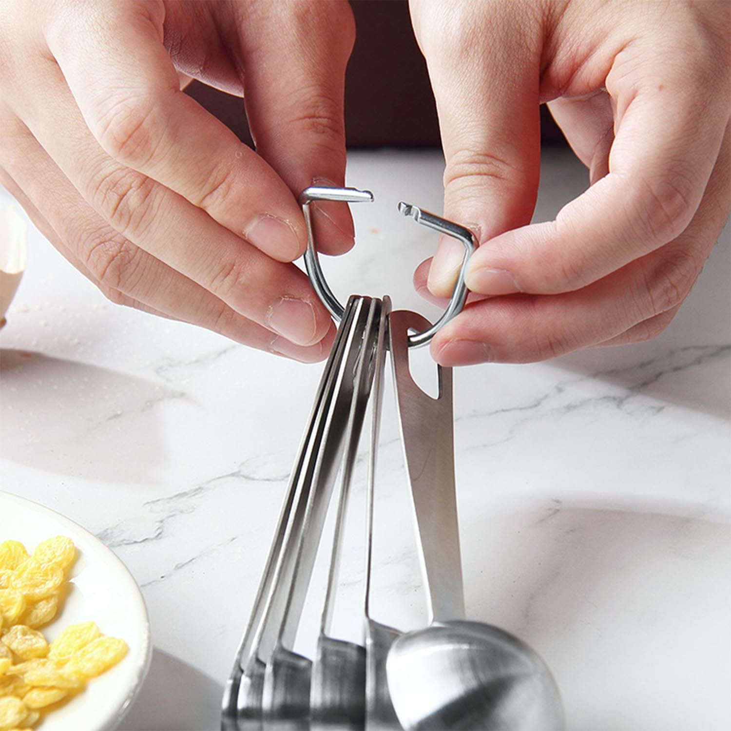 Cuillères à Mesurer en Acier Inoxydable 11 Pièces Empilables avec Niveleur Mini Fouet Cuillère à Café Cuillère à Soupe pour Ingrédients Secs et Liquides